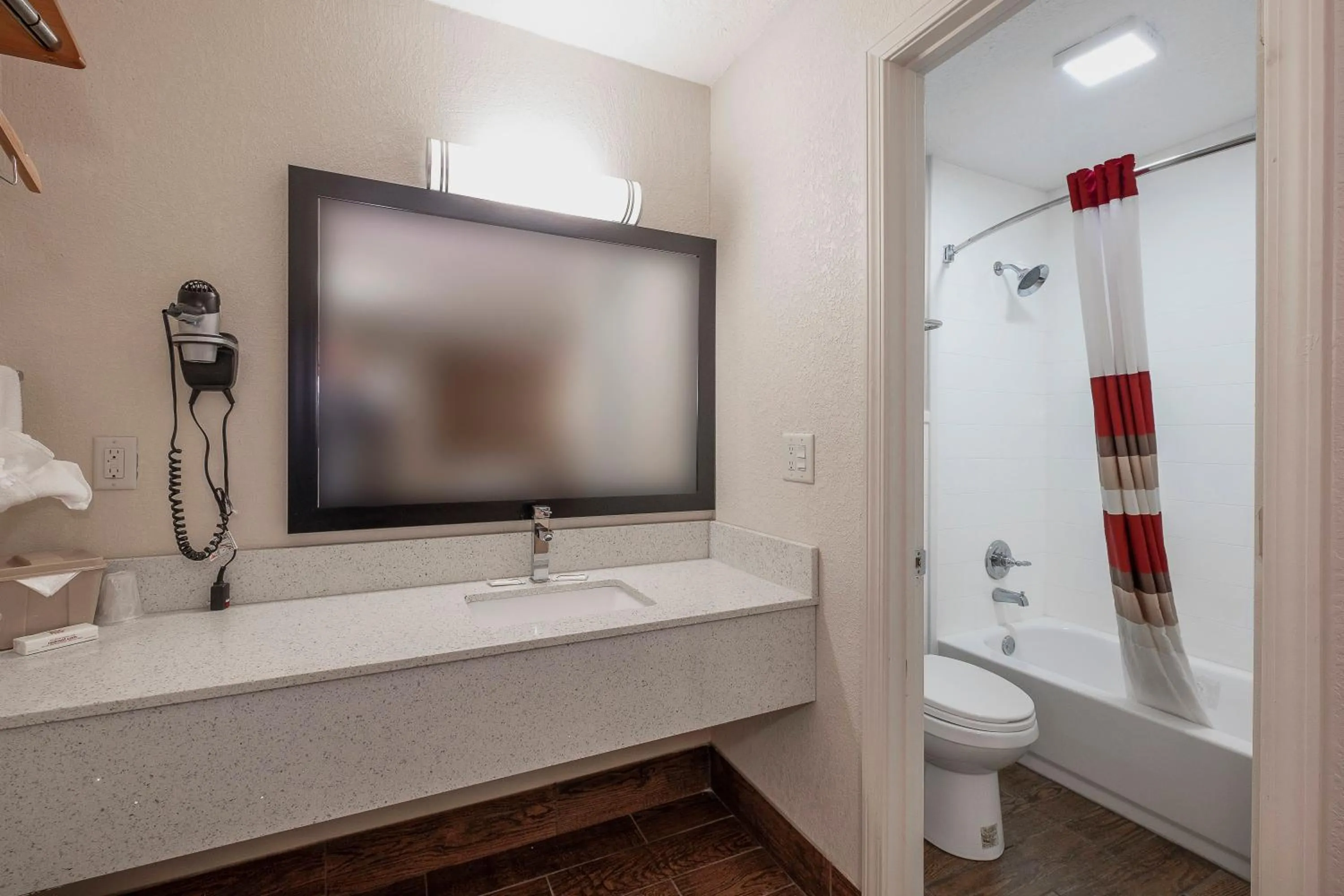 Bathroom in Red Roof Inn Starkville - University