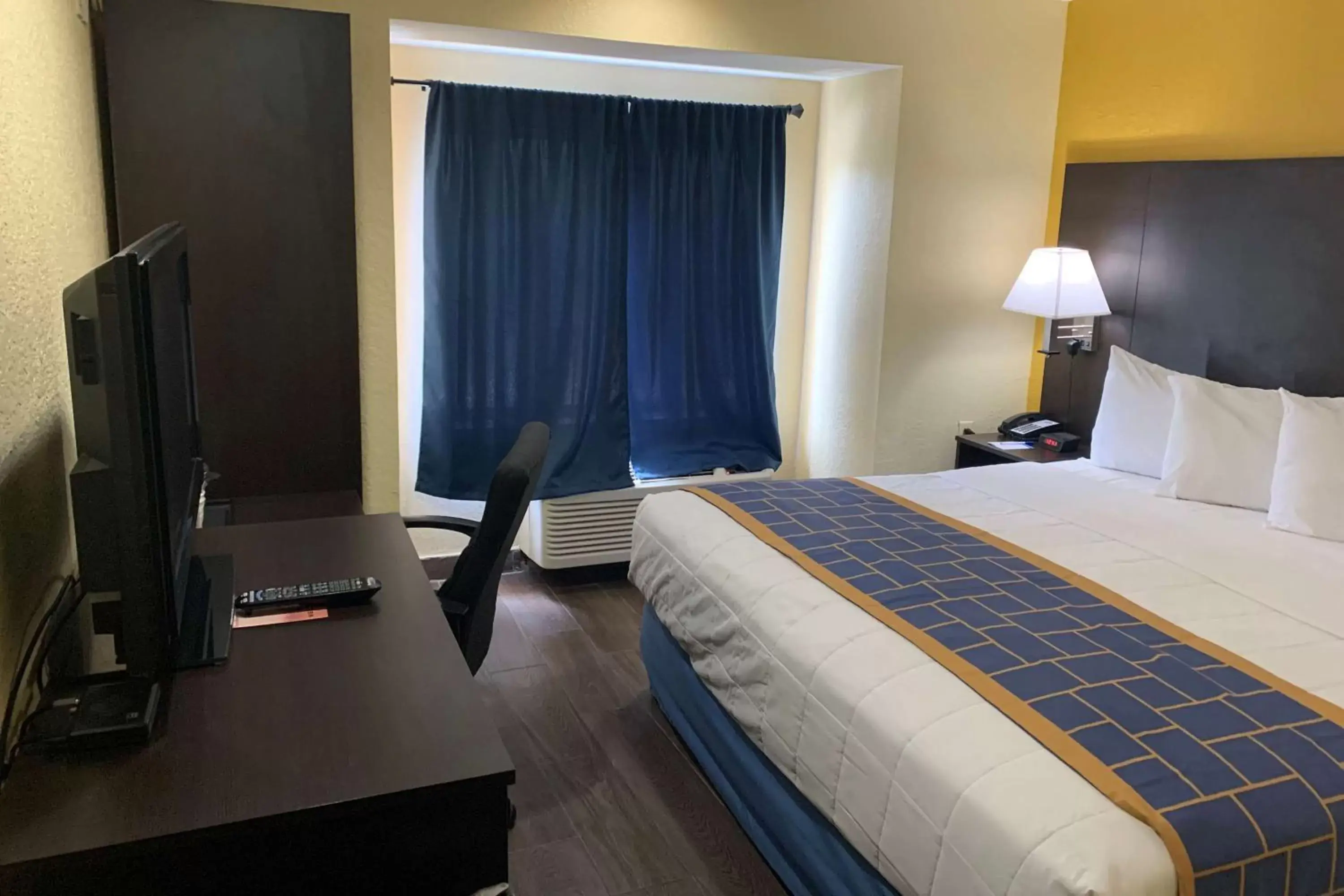 Photo of the whole room, Bed in Days Inn & Suites by Wyndham Tampa/Raymond James Stadium