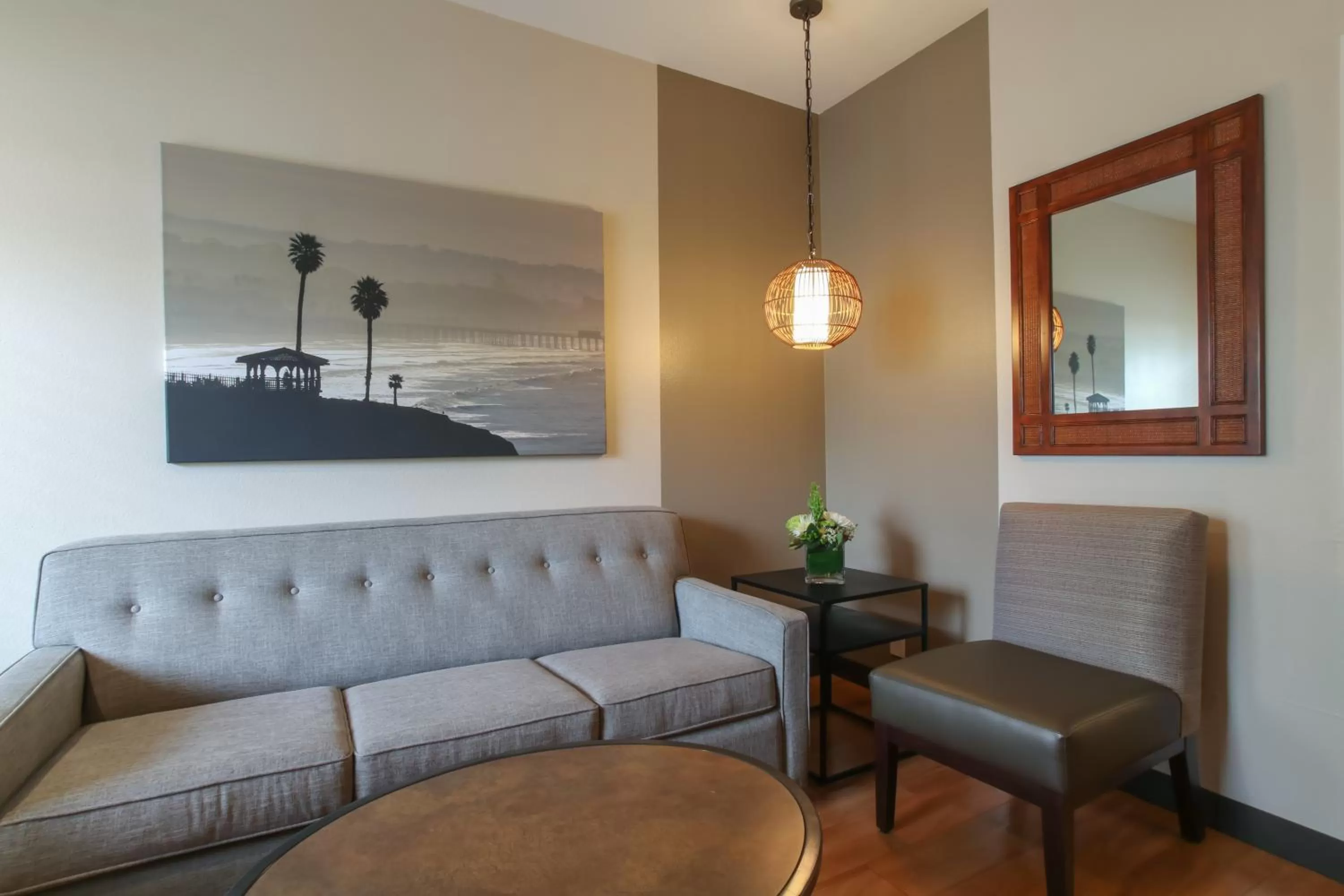 Living room in Oxford Suites Pismo Beach