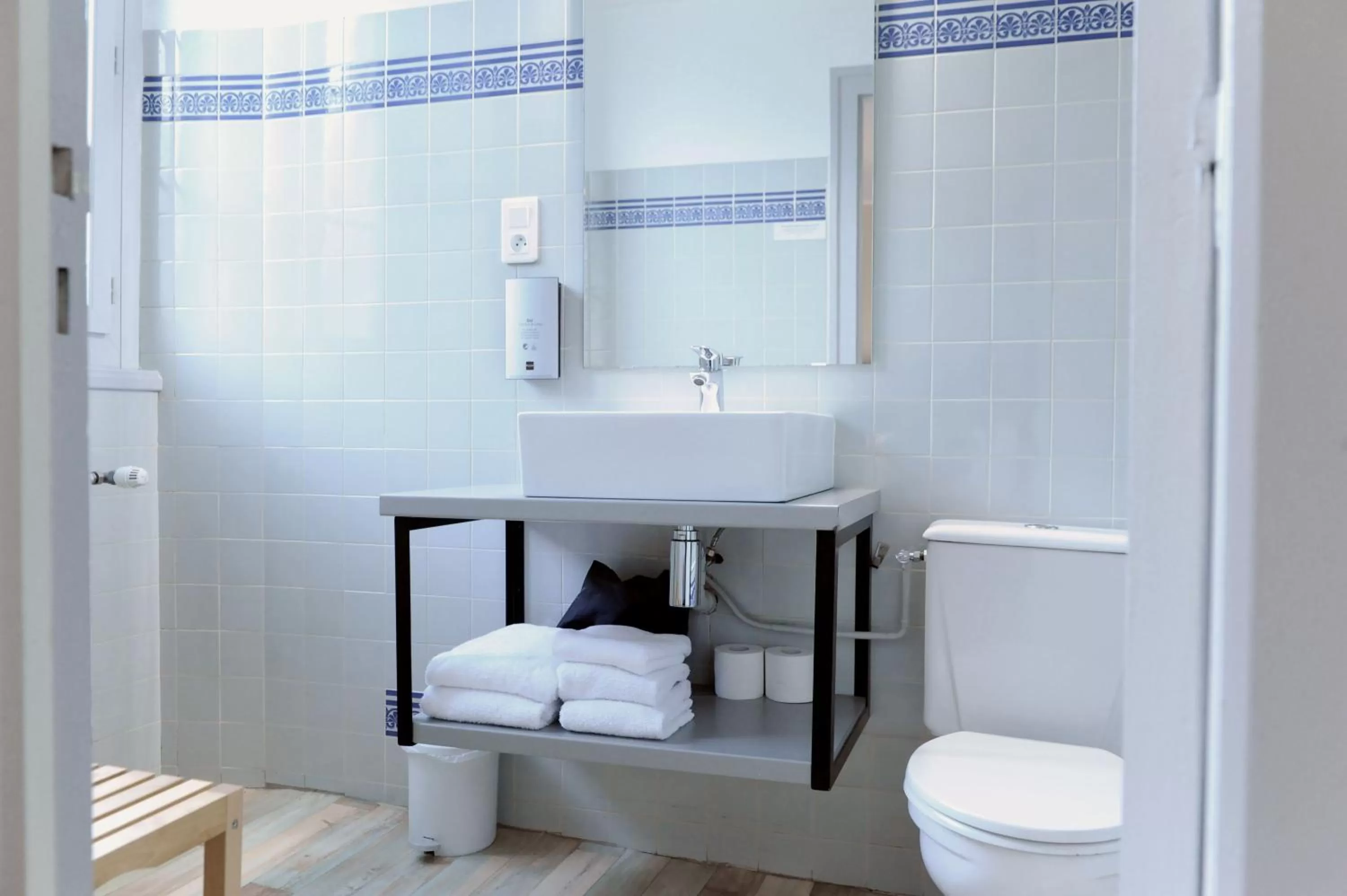 Toilet in Logis Hôtel du Chêne