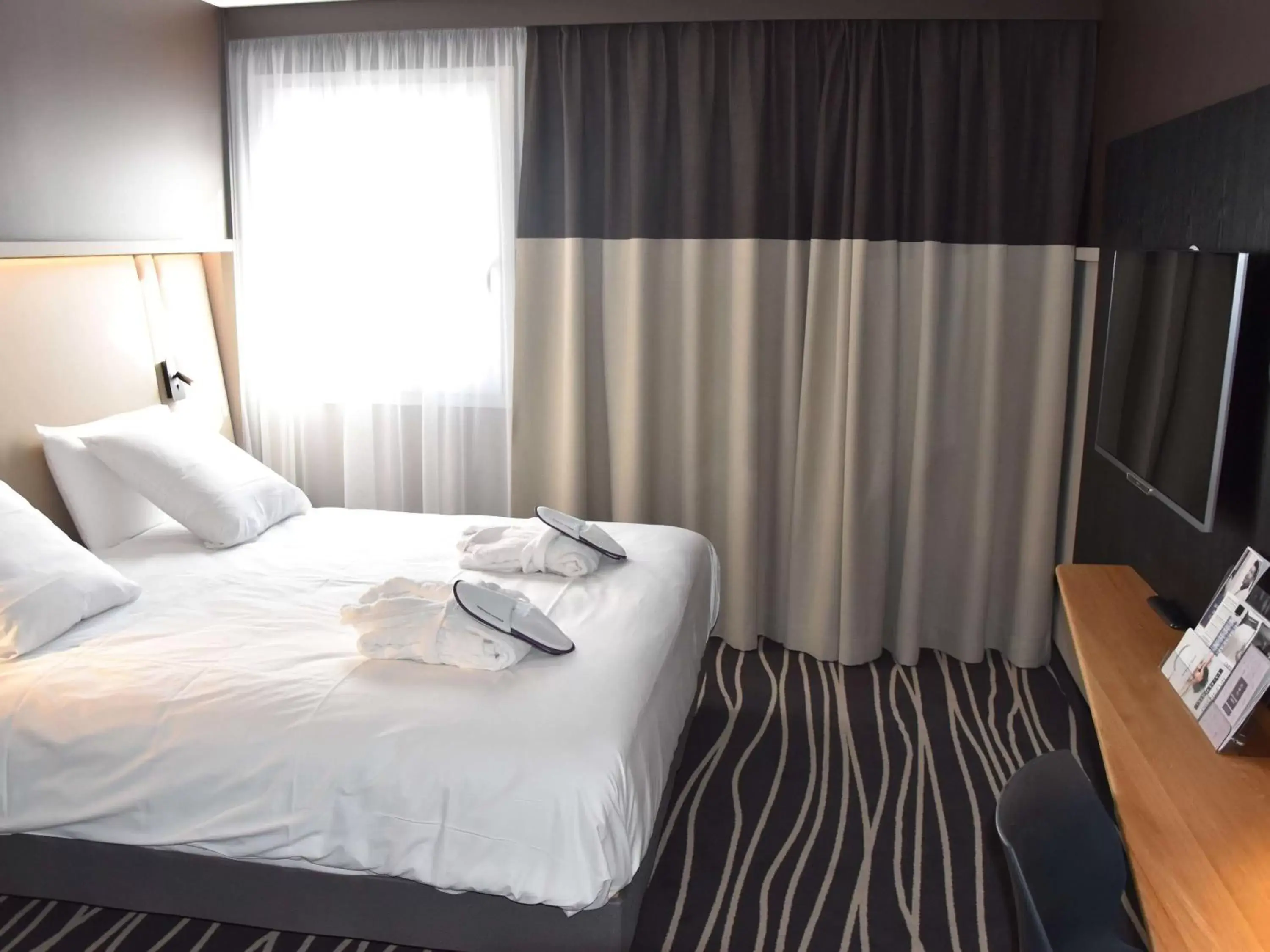 Photo of the whole room, Bed in Mercure Colmar Centre Unterlinden