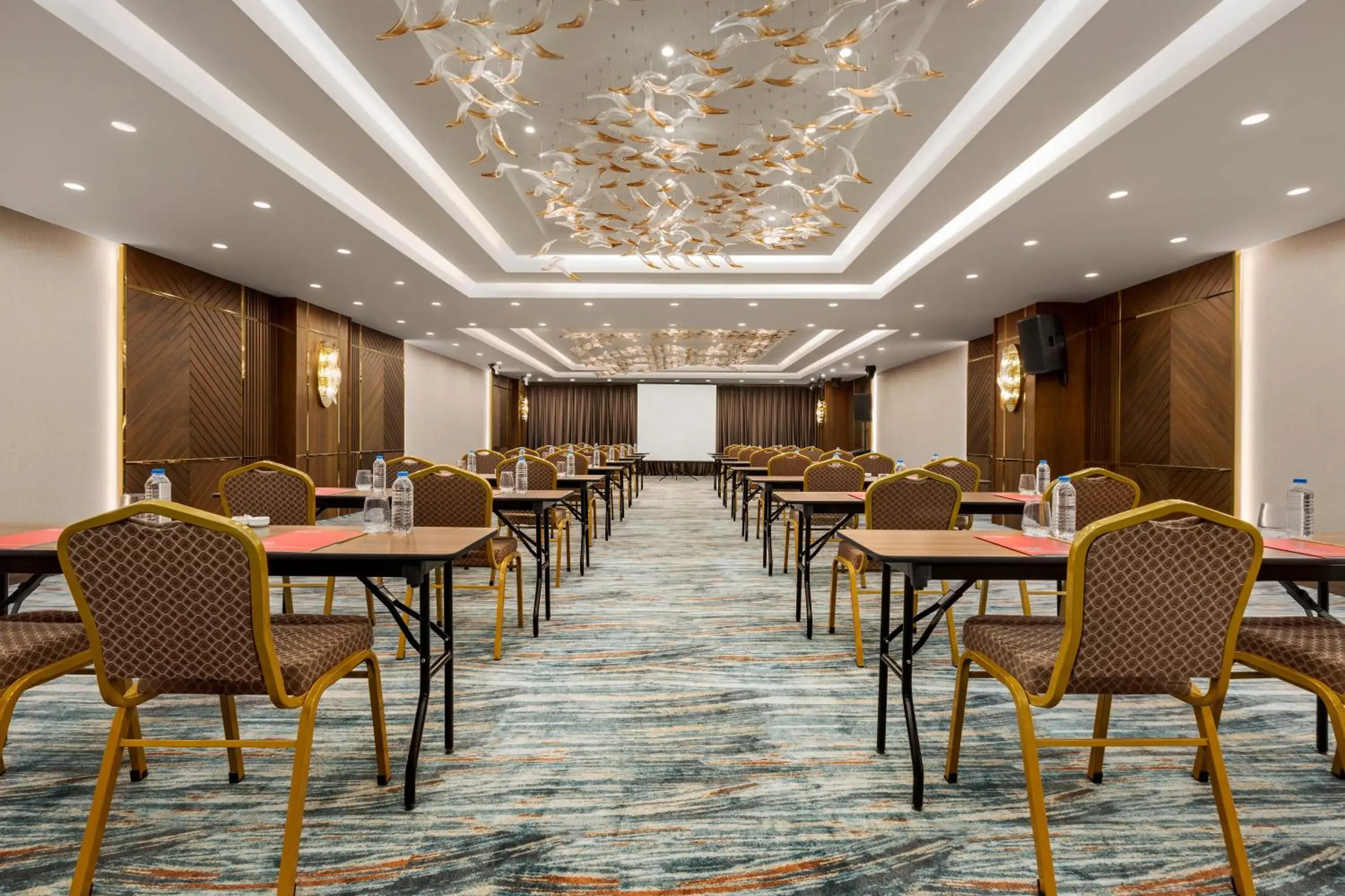 Meeting/conference room, Restaurant/Places to Eat in Ramada by Wyndham Istanbul Umraniye