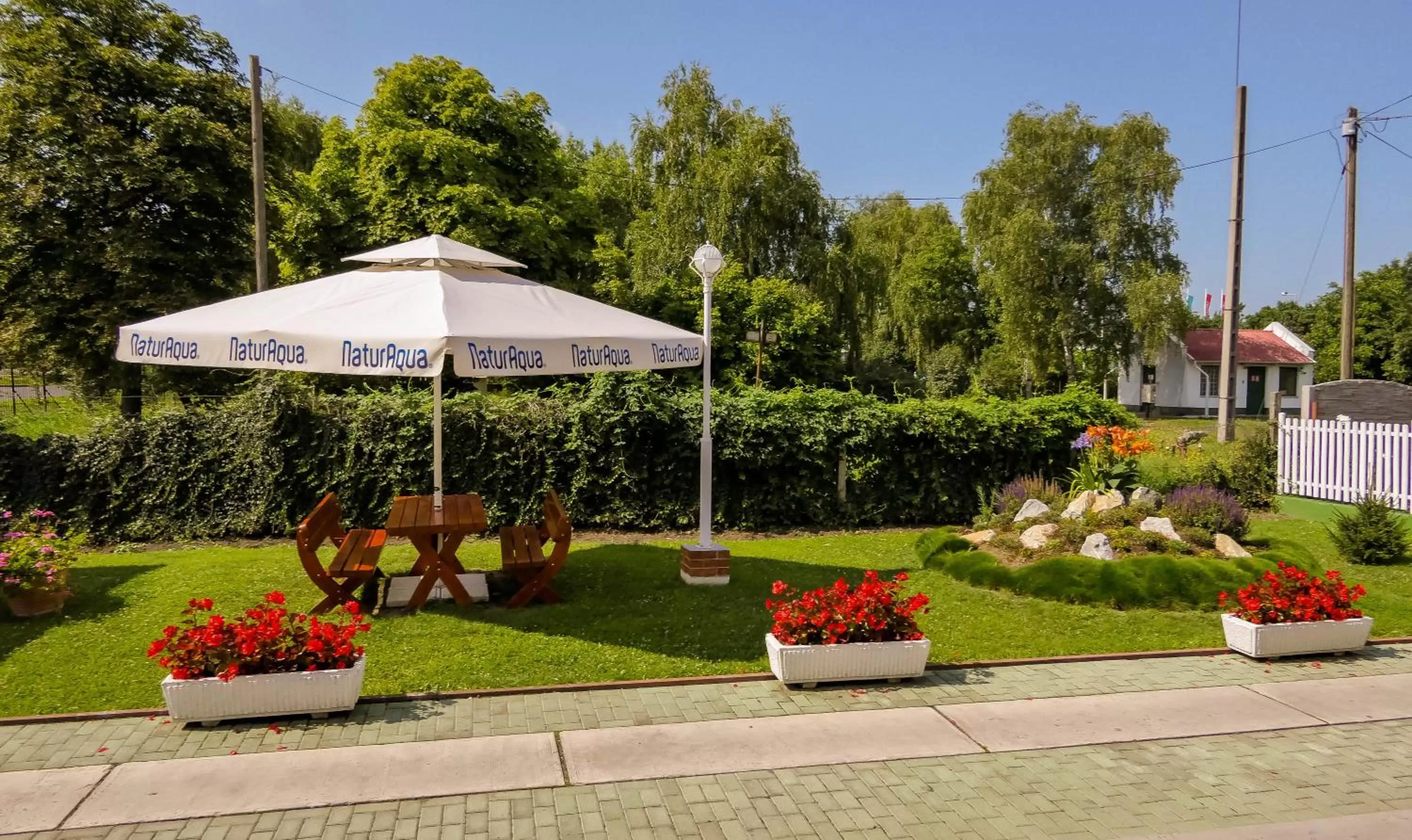 Garden in HBH Bajor Sörház, Étterem és Panzió
