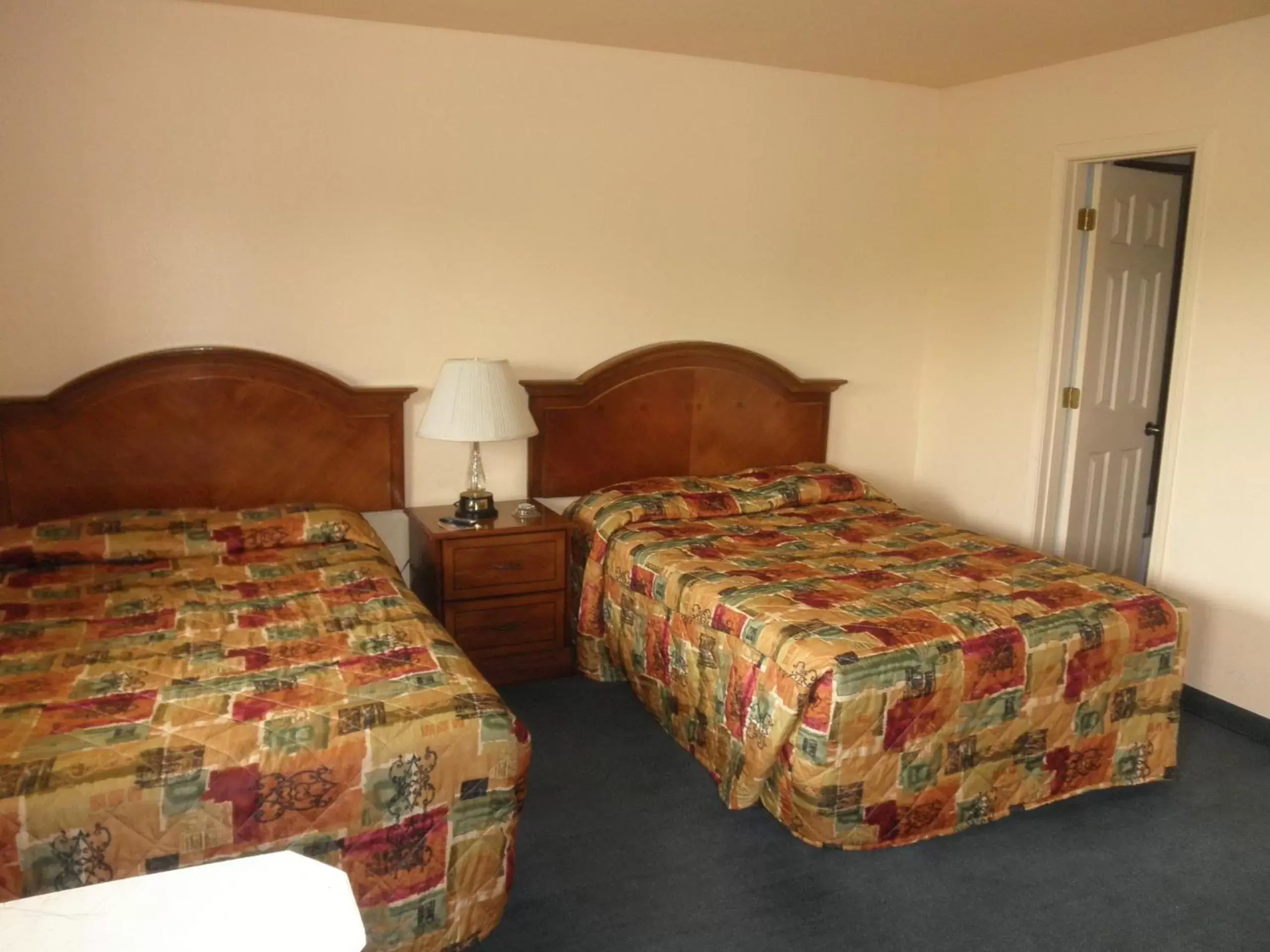 Bed in Rodeway Inn & Suites East