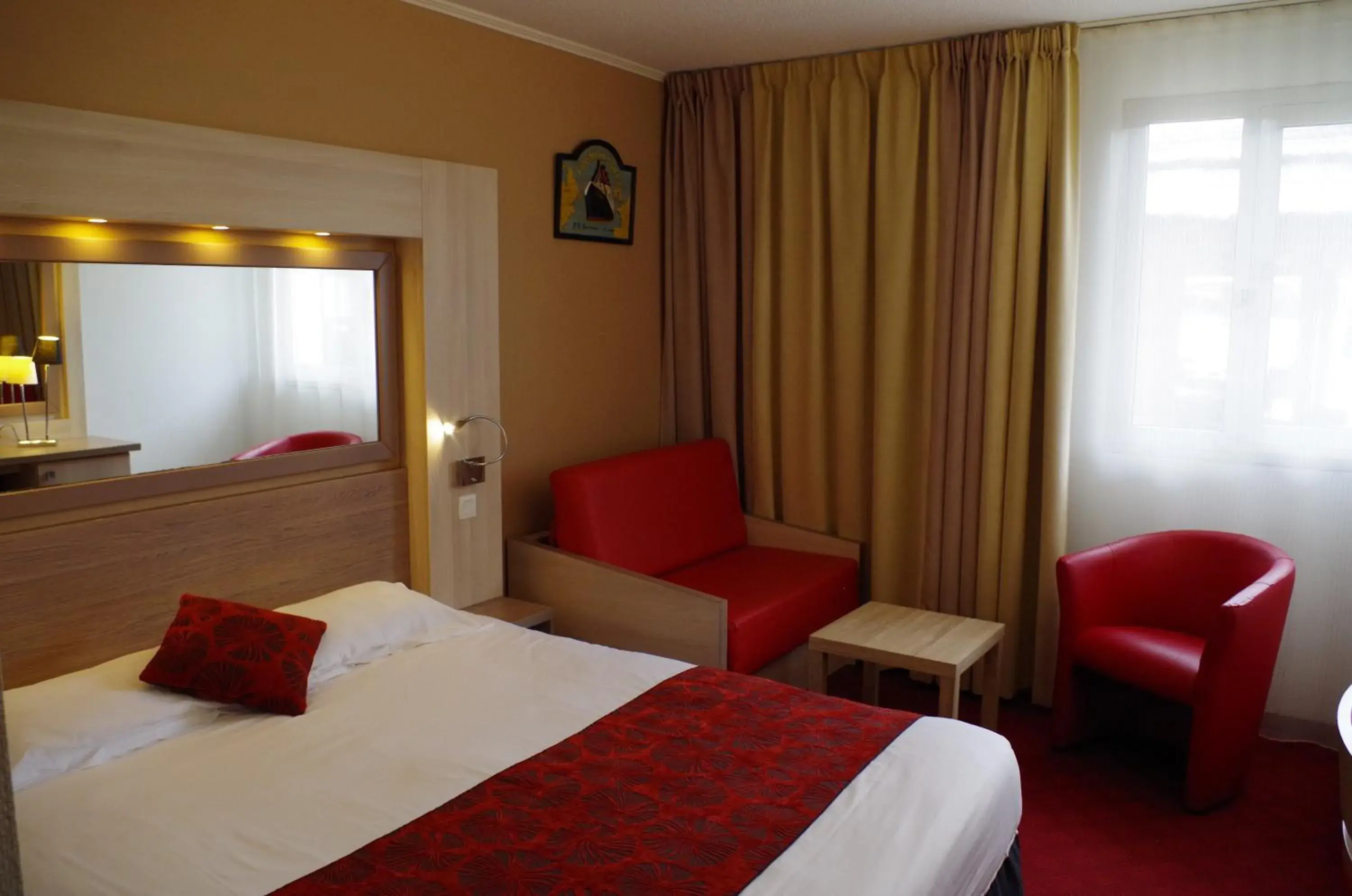 Seating area, Bed in The Originals Boutique, Hotel Aquilon, Saint-Nazaire (Inter-Hotel)