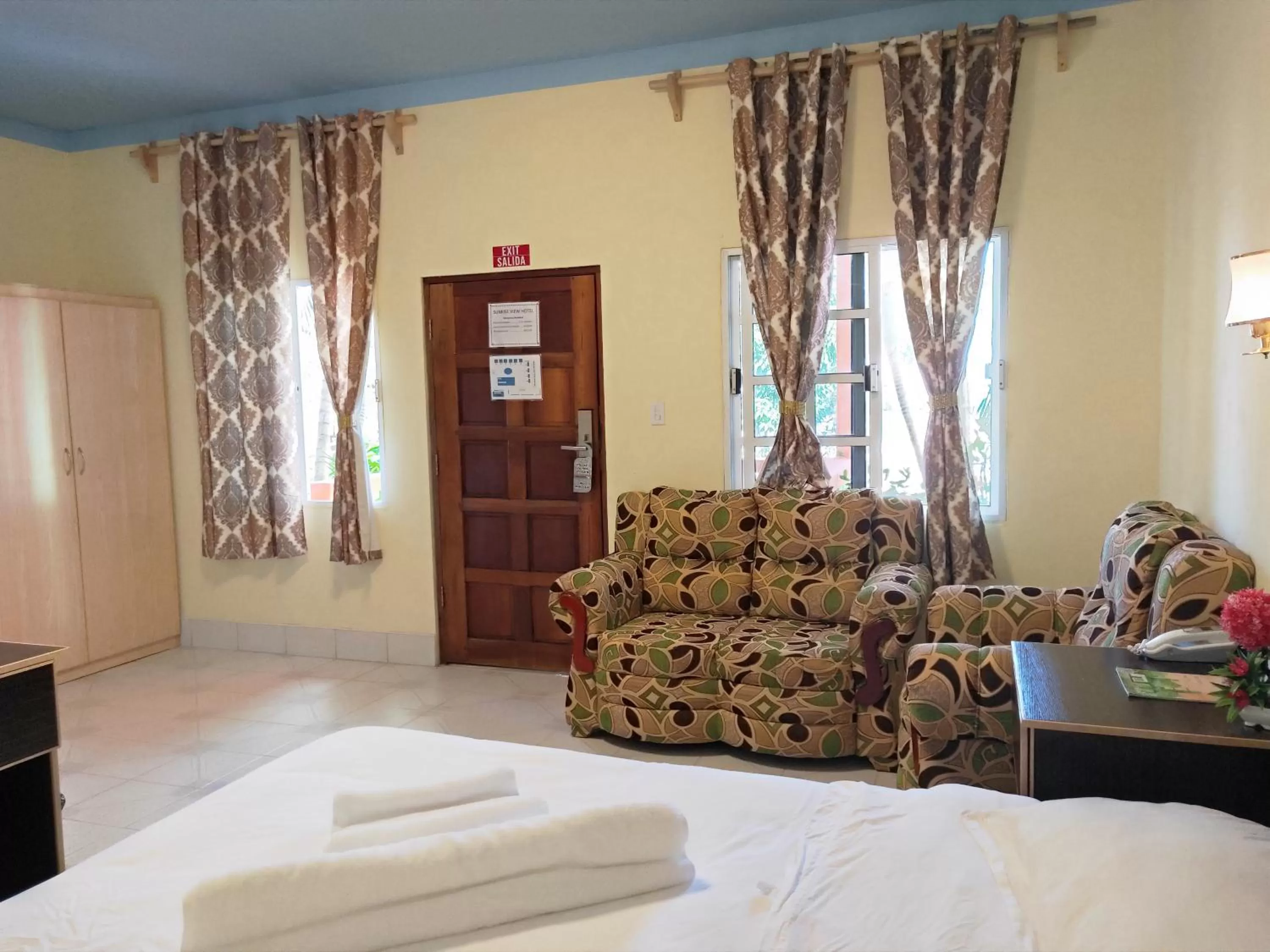 Seating area, Bed in Sunshine View Hotel and Restaurant