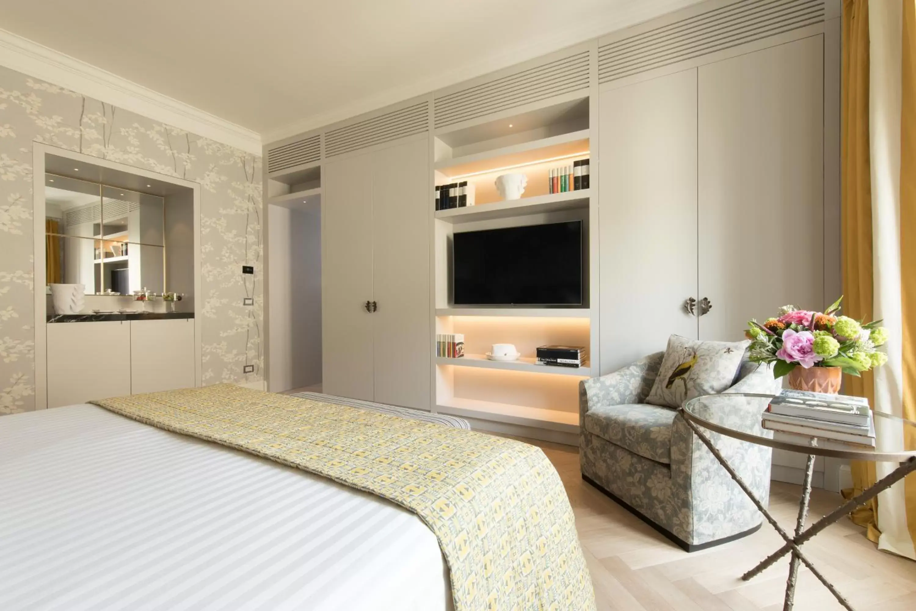 Bed, TV/Entertainment Center in Rocco Forte Hotel Savoy