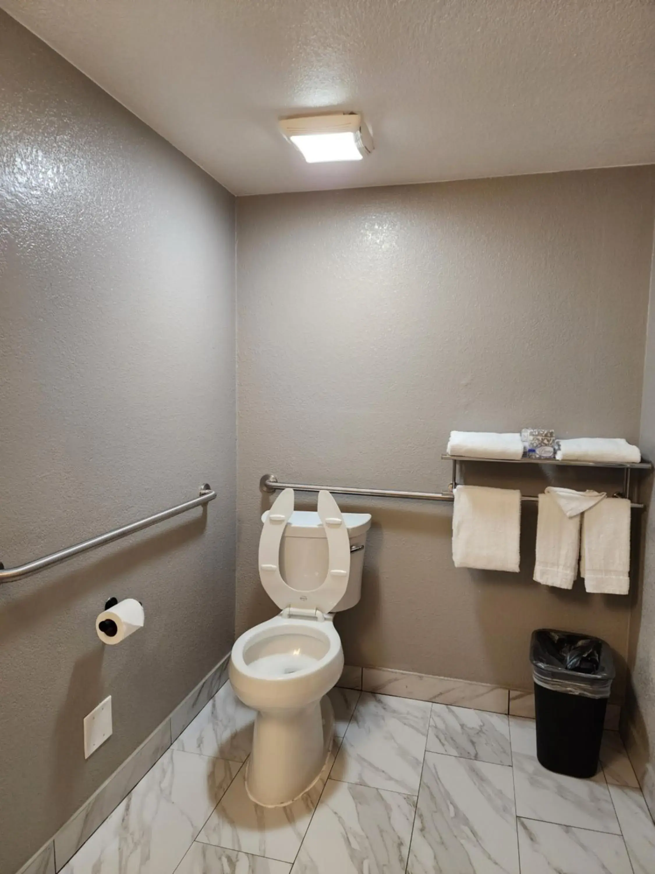 Toilet, Bathroom in Studio 6 Sacramento, CA Natomas