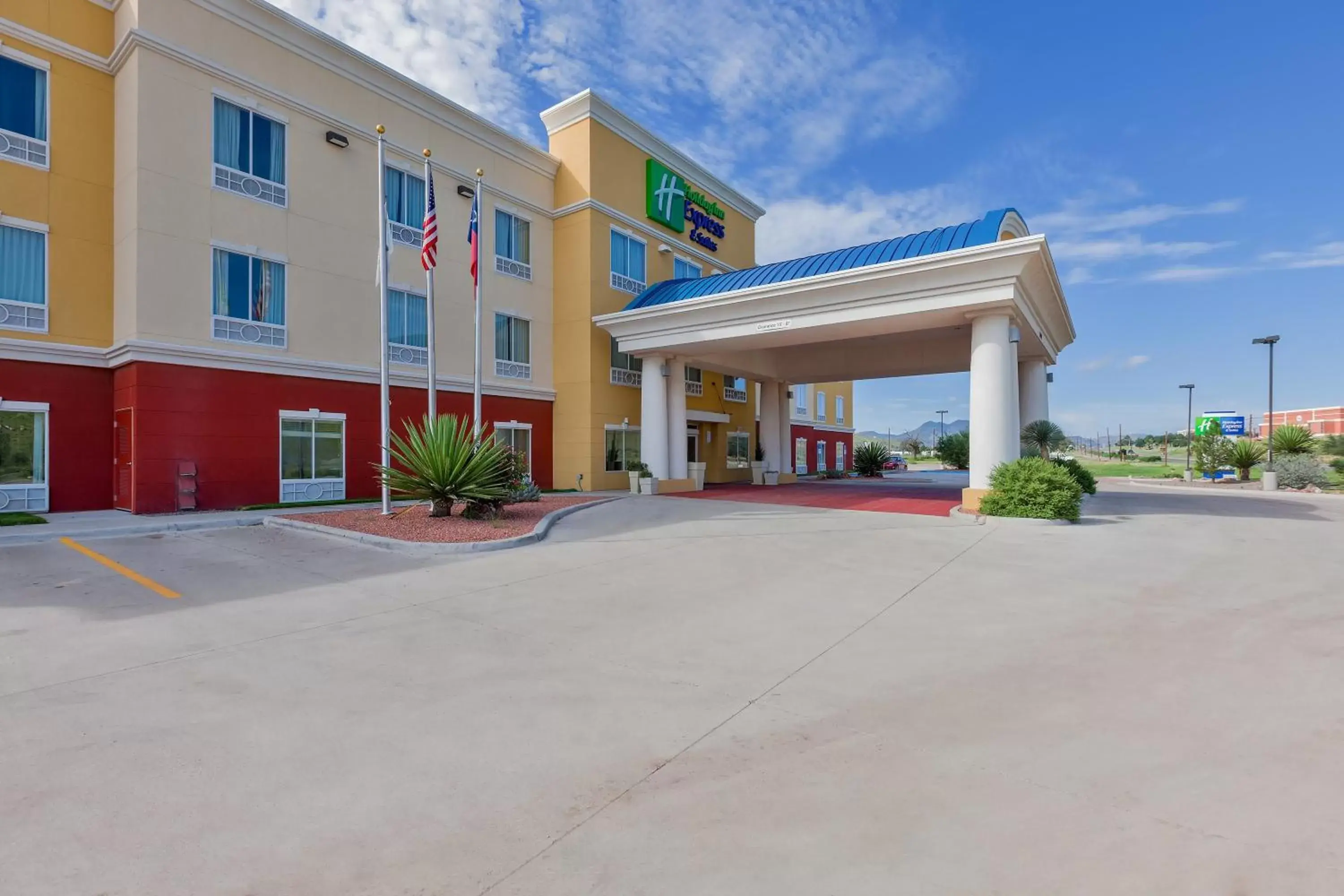 Property Building in Holiday Inn Express and Suites Alpine, an IHG Hotel