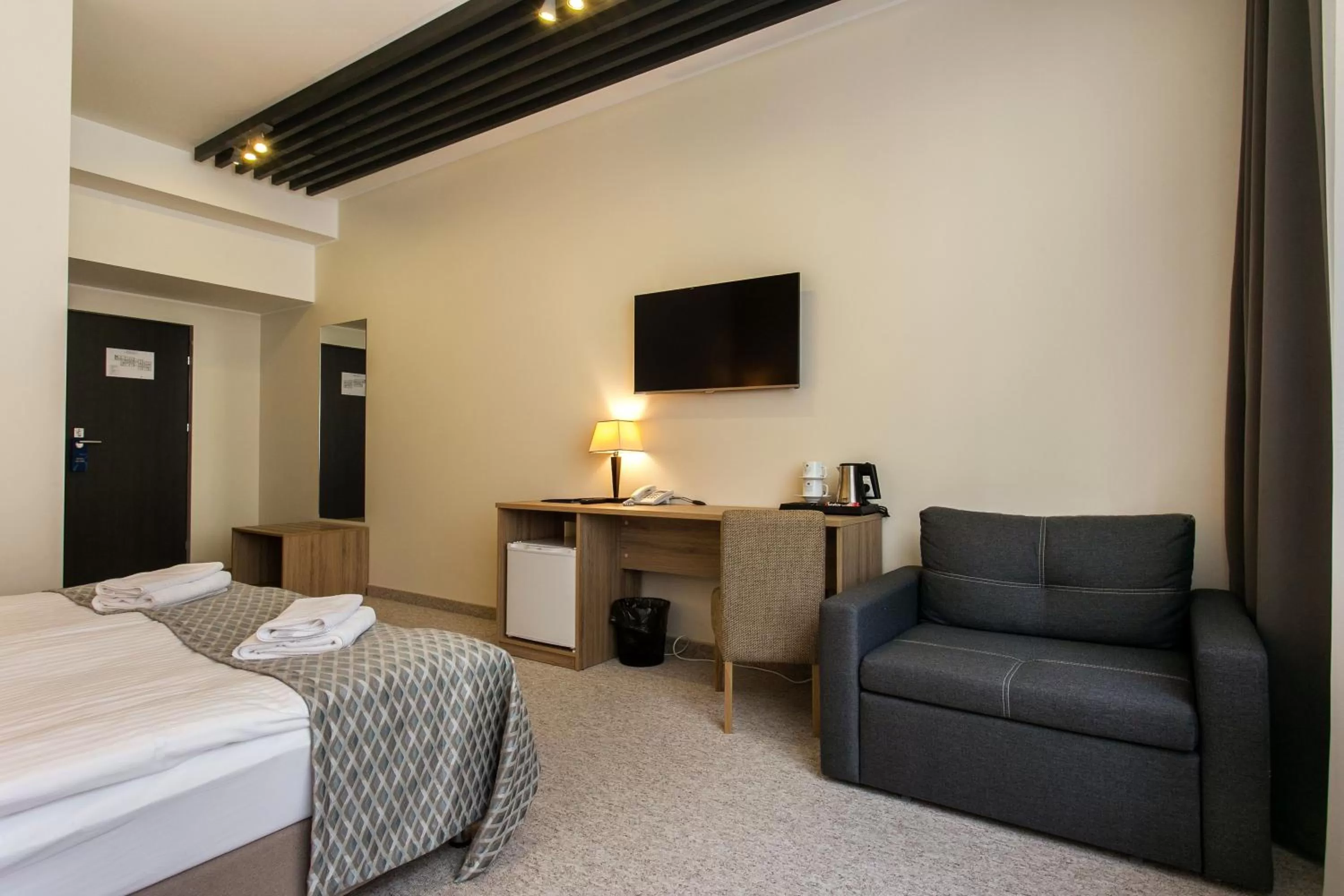 Photo of the whole room, Bed in Old Town Trio