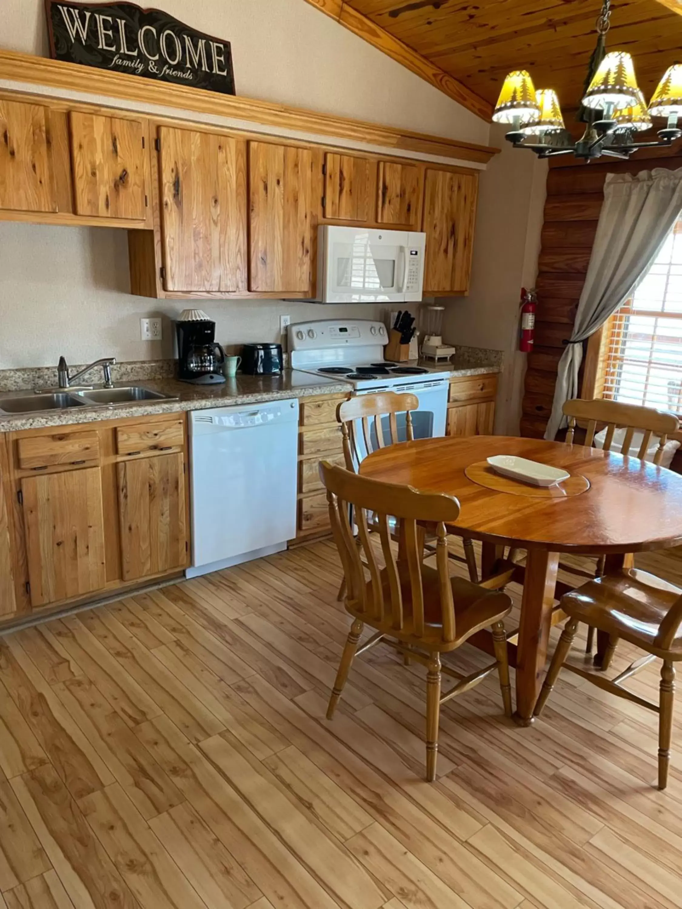 Kitchen or kitchenette, Kitchen/Kitchenette in Crown Lake Resort & RV