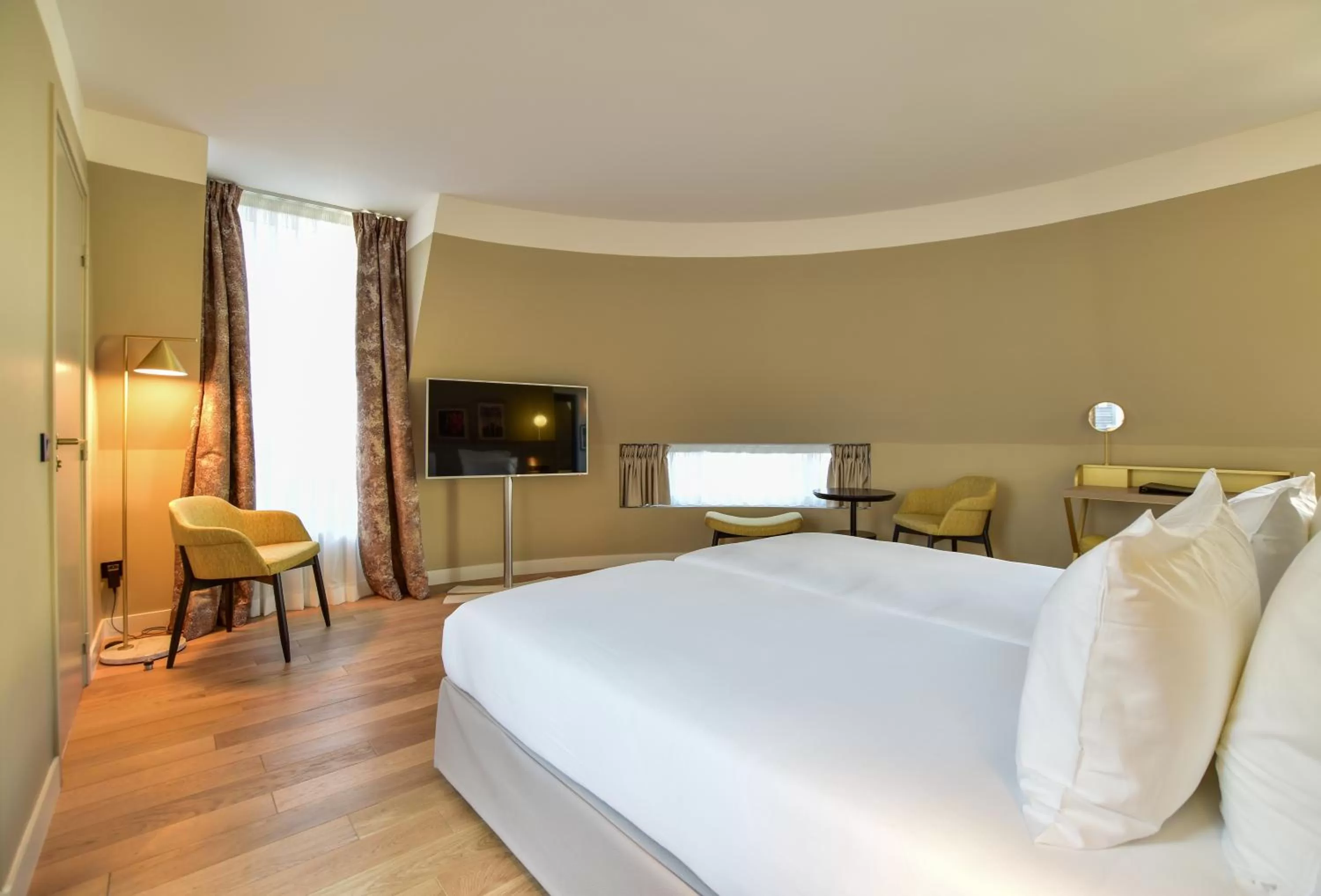 Shower, Bed in XO Hotel Paris