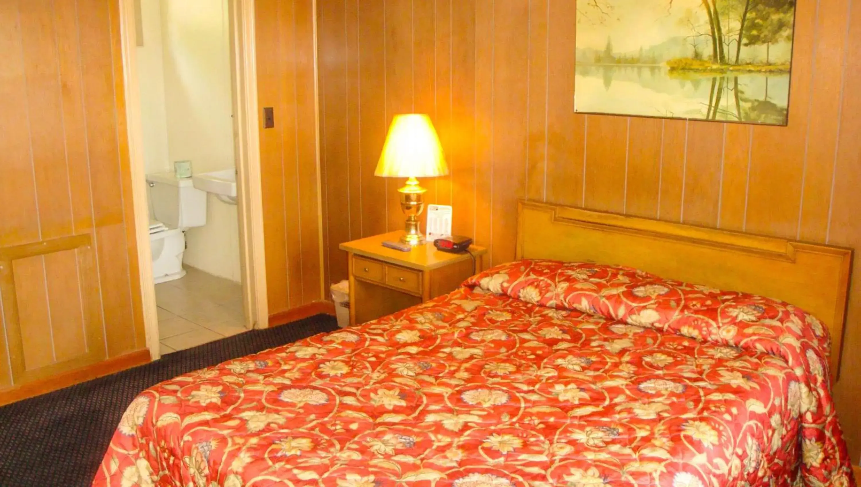 Photo of the whole room, Bed in Golden Wheat Budget Host Inn