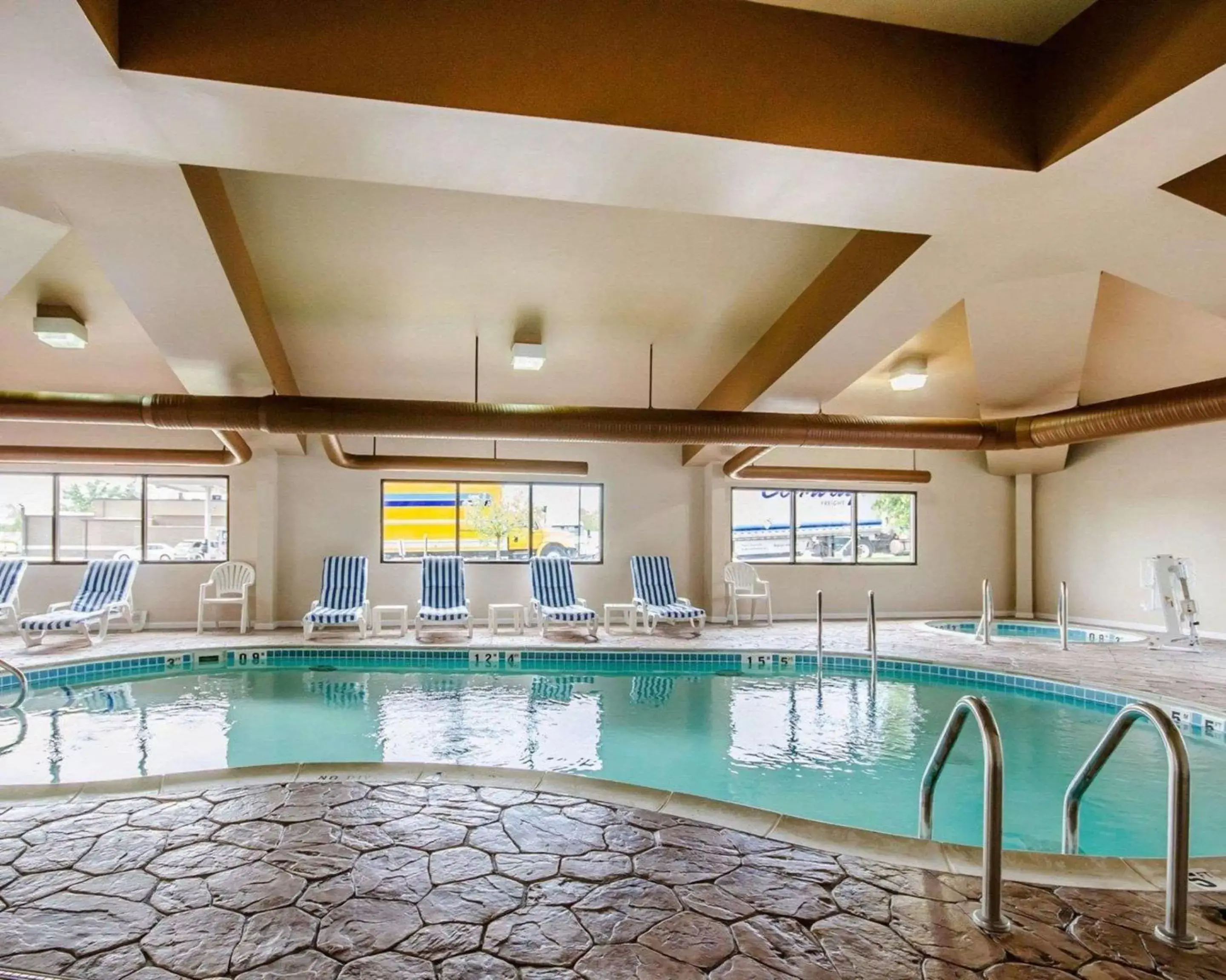 Swimming Pool in Comfort Suites Louisville East