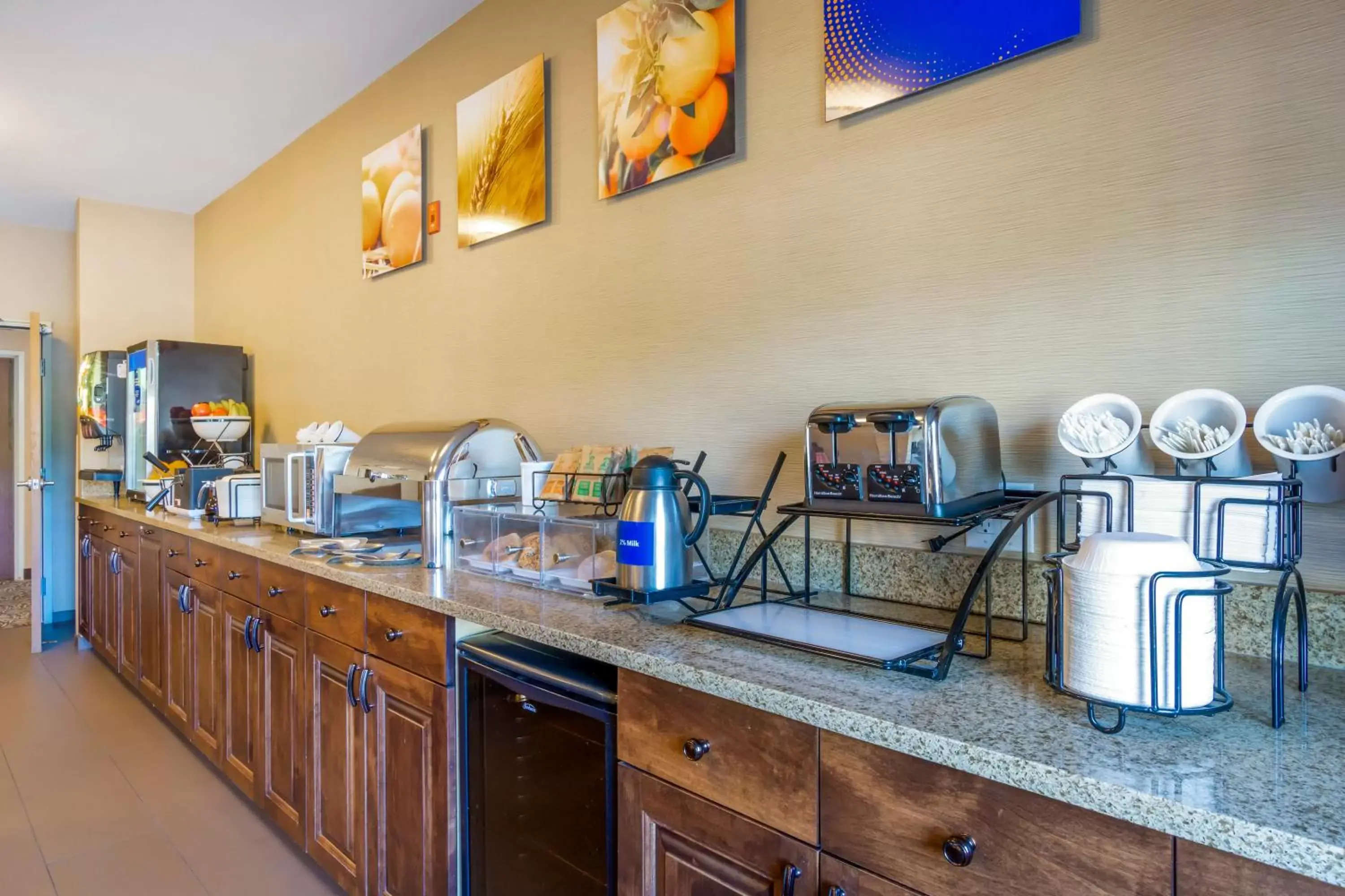 Buffet breakfast, Kitchen/Kitchenette in Comfort Inn Auburn – Seattle