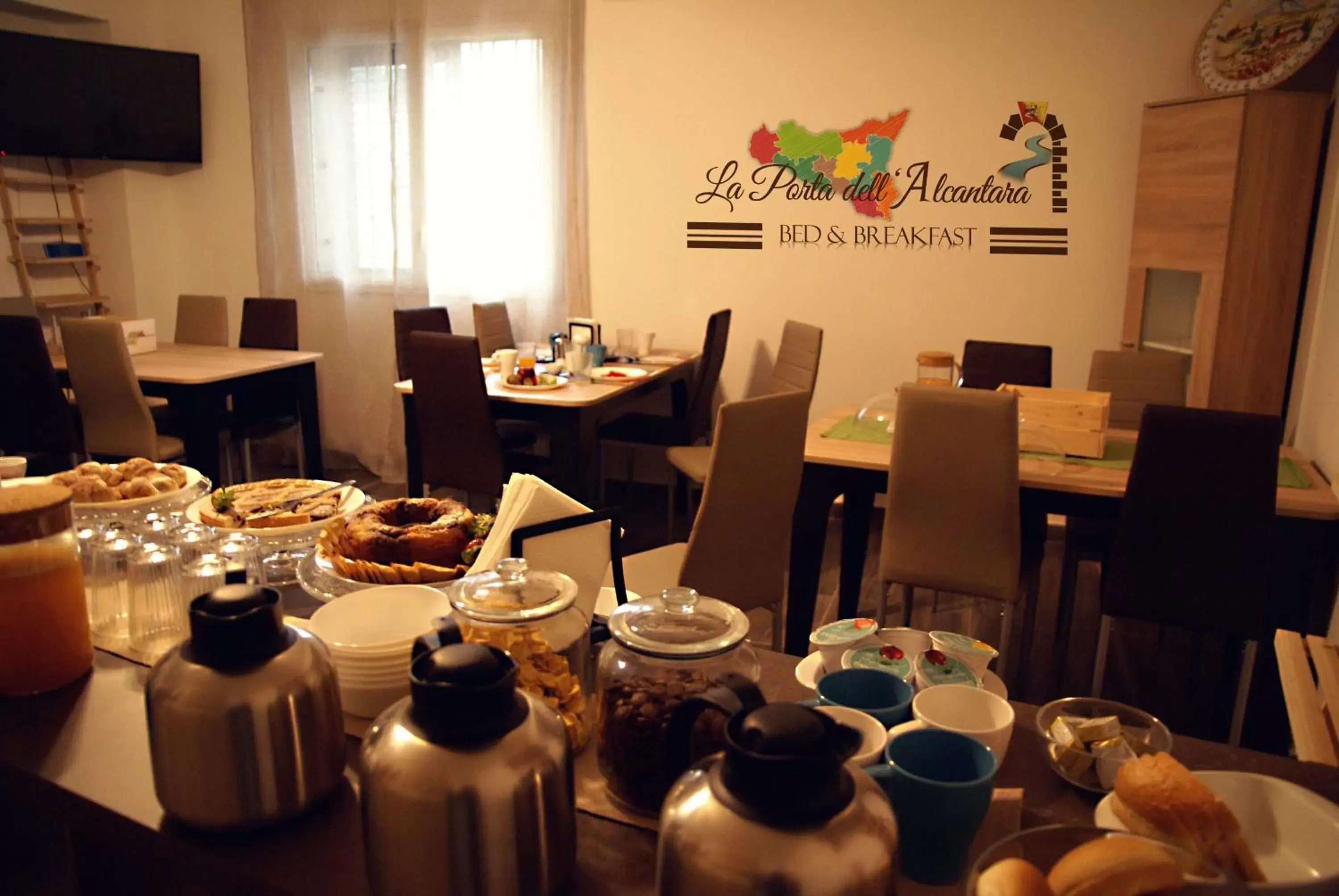 Communal lounge/ TV room, Restaurant/Places to Eat in La Porta dell'Alcantara