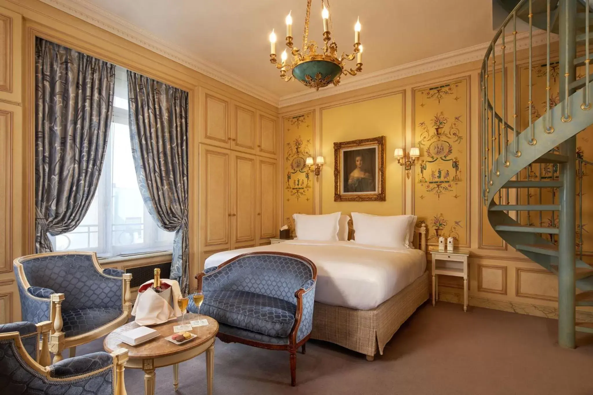 Photo of the whole room in Hôtel Raphael