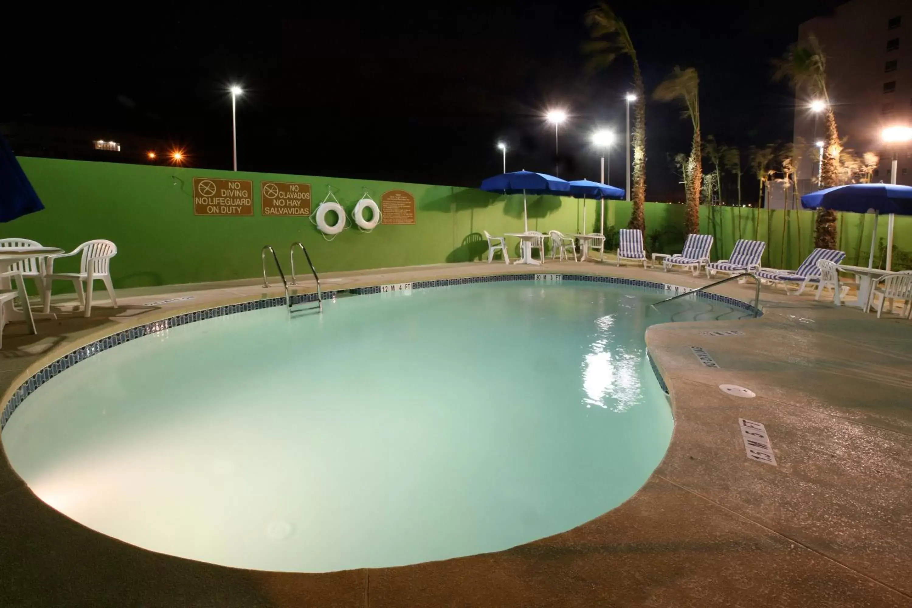 Swimming Pool in Holiday Inn Express & Suites Toluca Zona Aeropuerto, an IHG Hotel