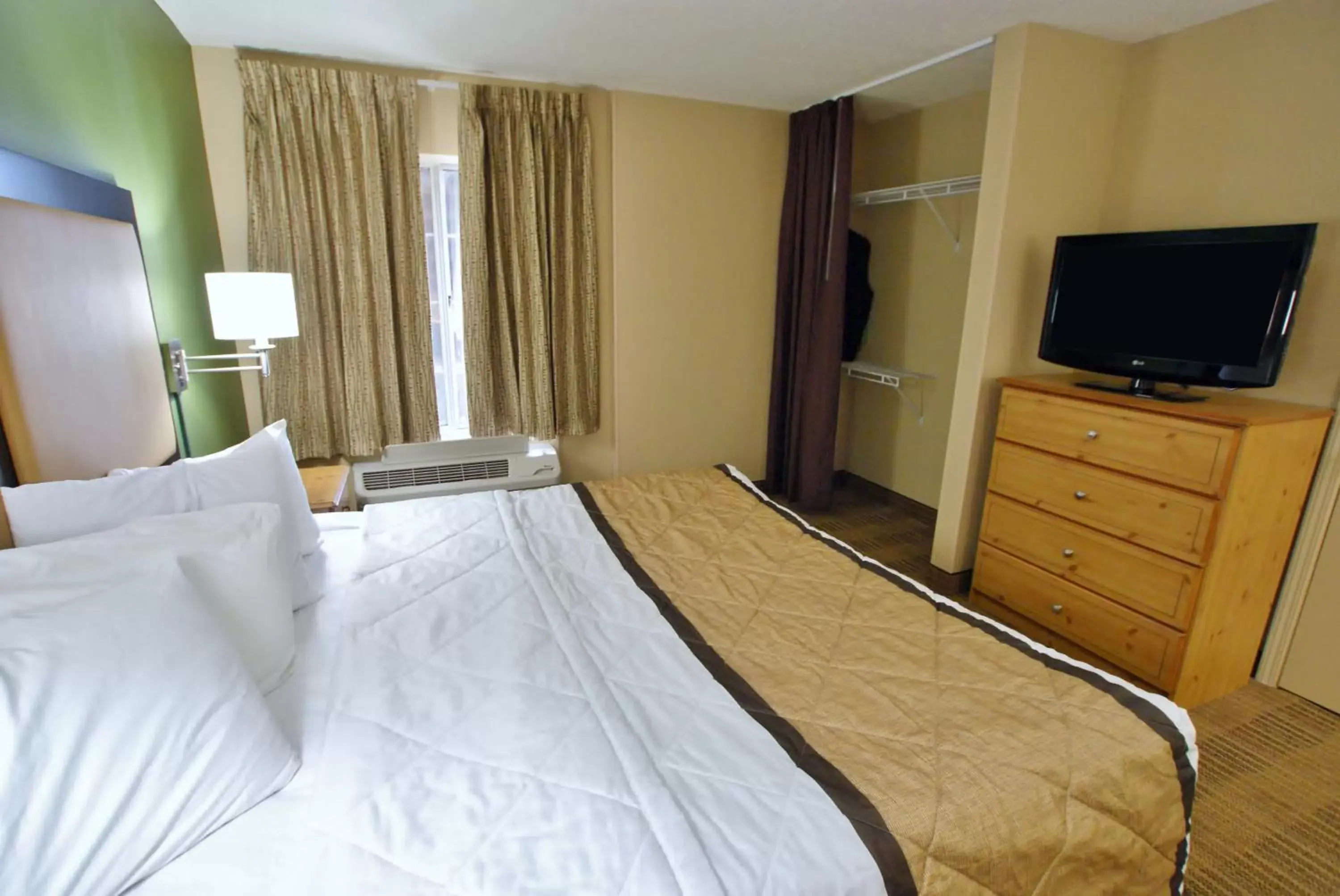 Bed in Extended Stay America Suites - San Diego - Sorrento Mesa