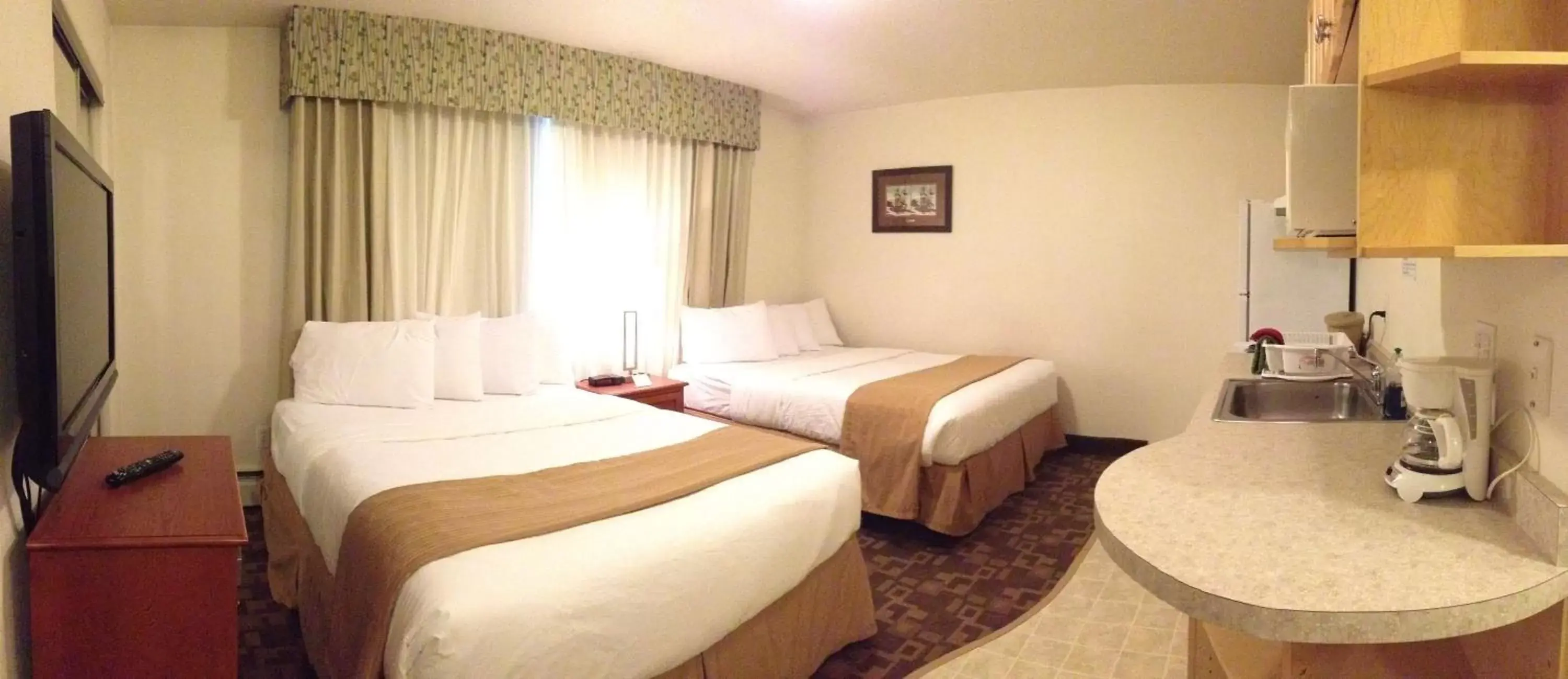 Kitchen or kitchenette, Bed in Alaska's Select Inn Wasilla