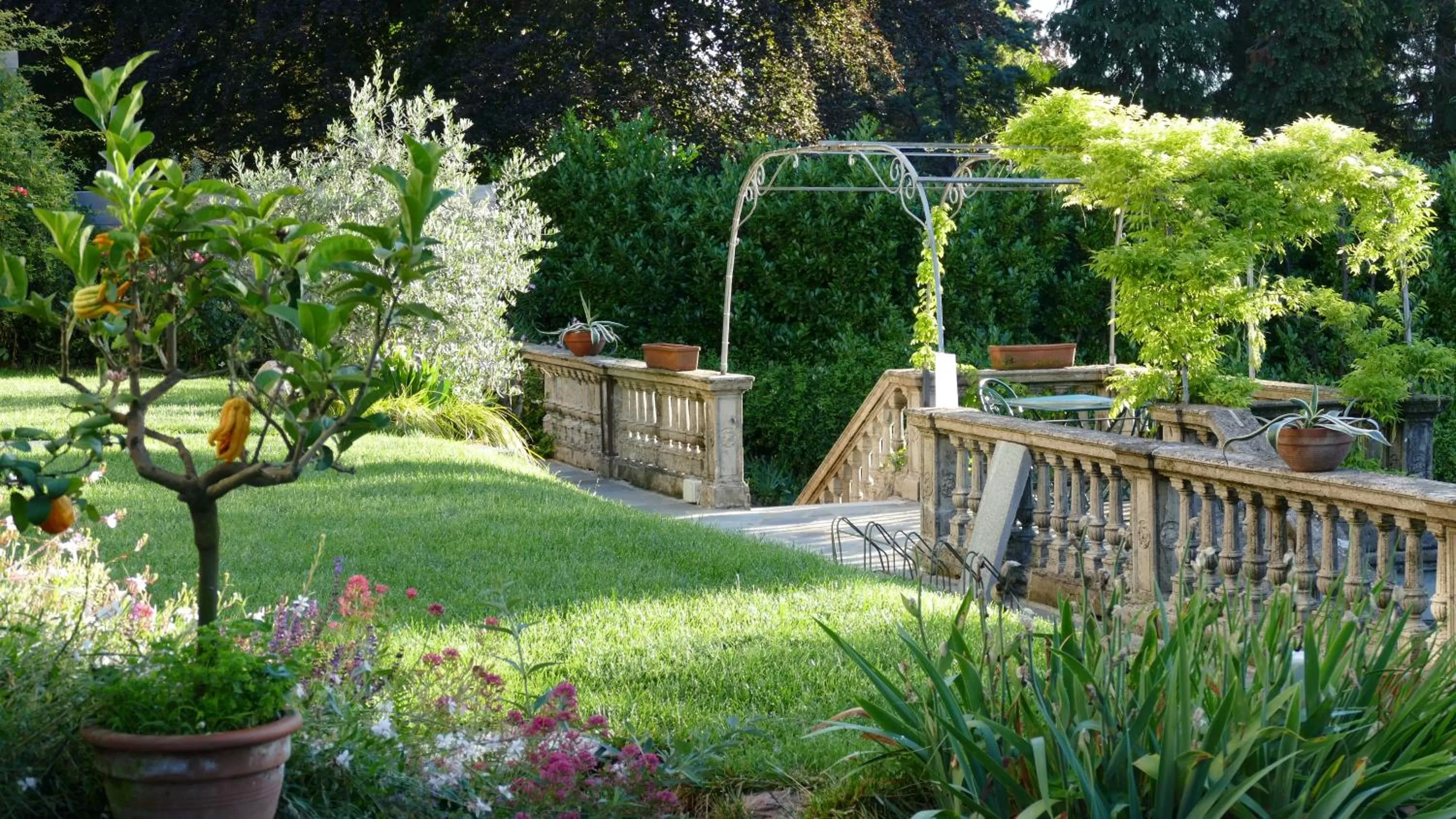 Garden in White Lilac Romantic B&B - Adults only