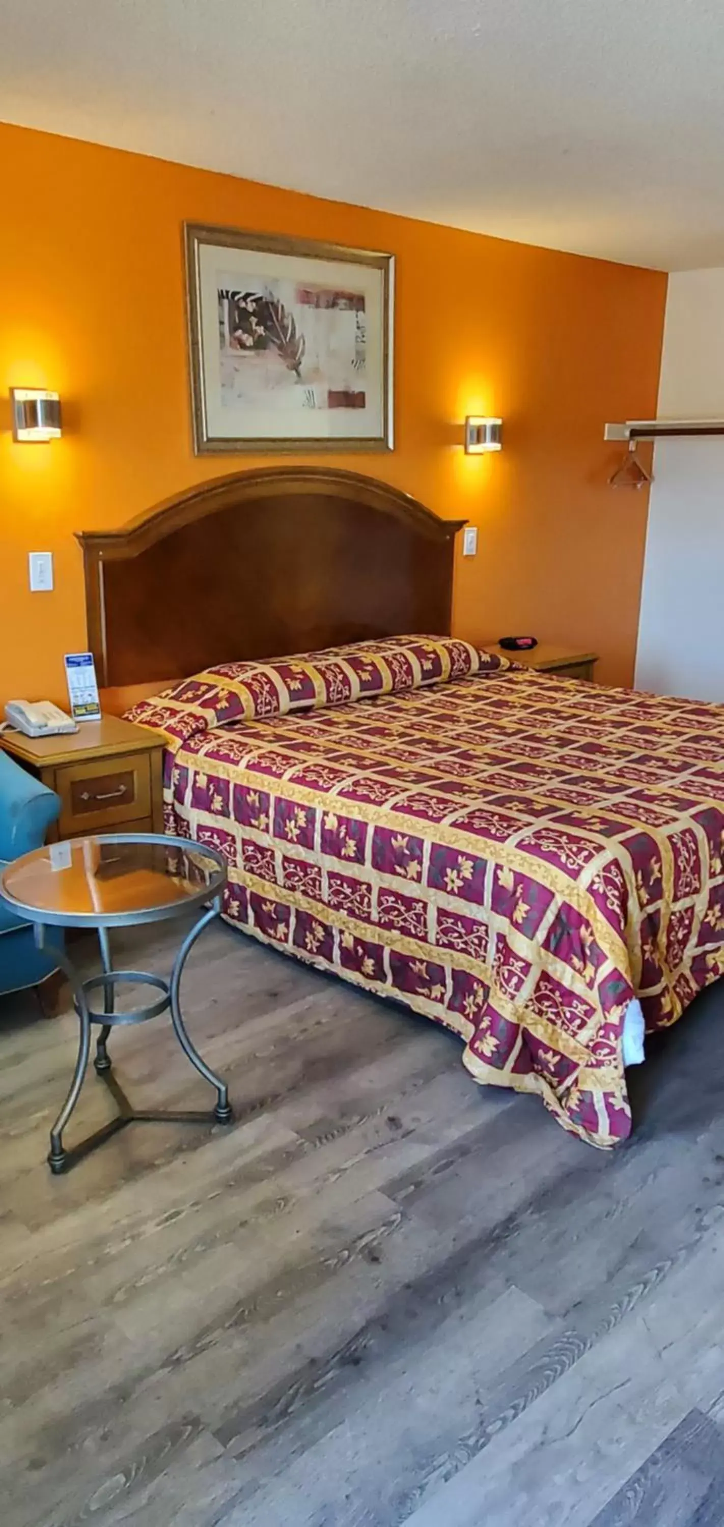 Bed in Anaheim National Inn