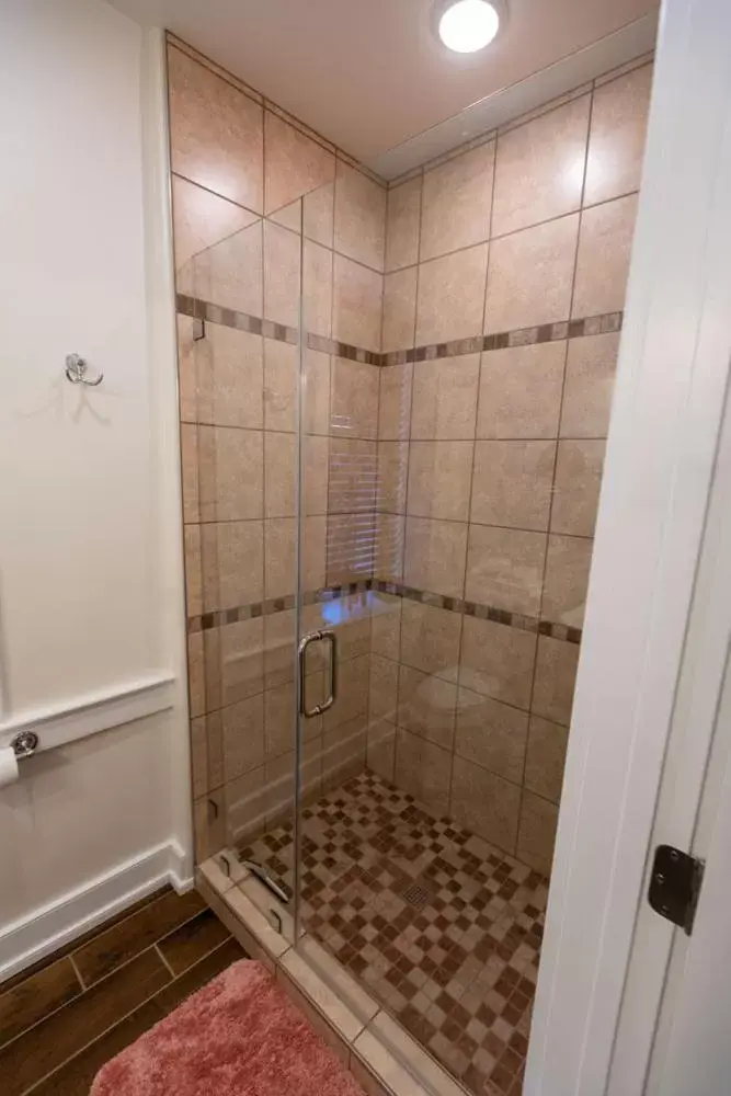 Shower, Bathroom in Thomas Rose Inn