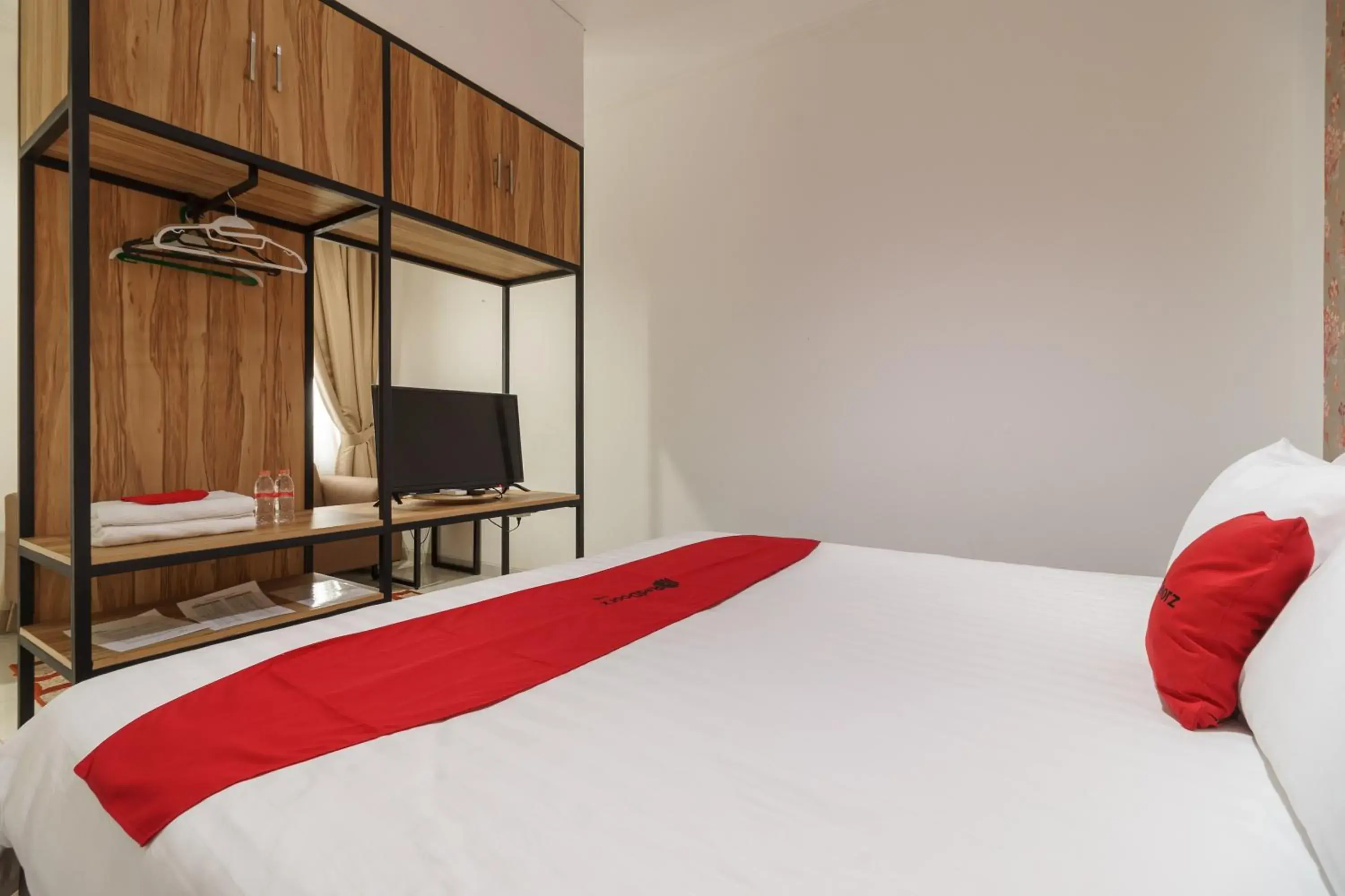 Bedroom, Bed in RedDoorz Plus near Exit Toll Puncak 2