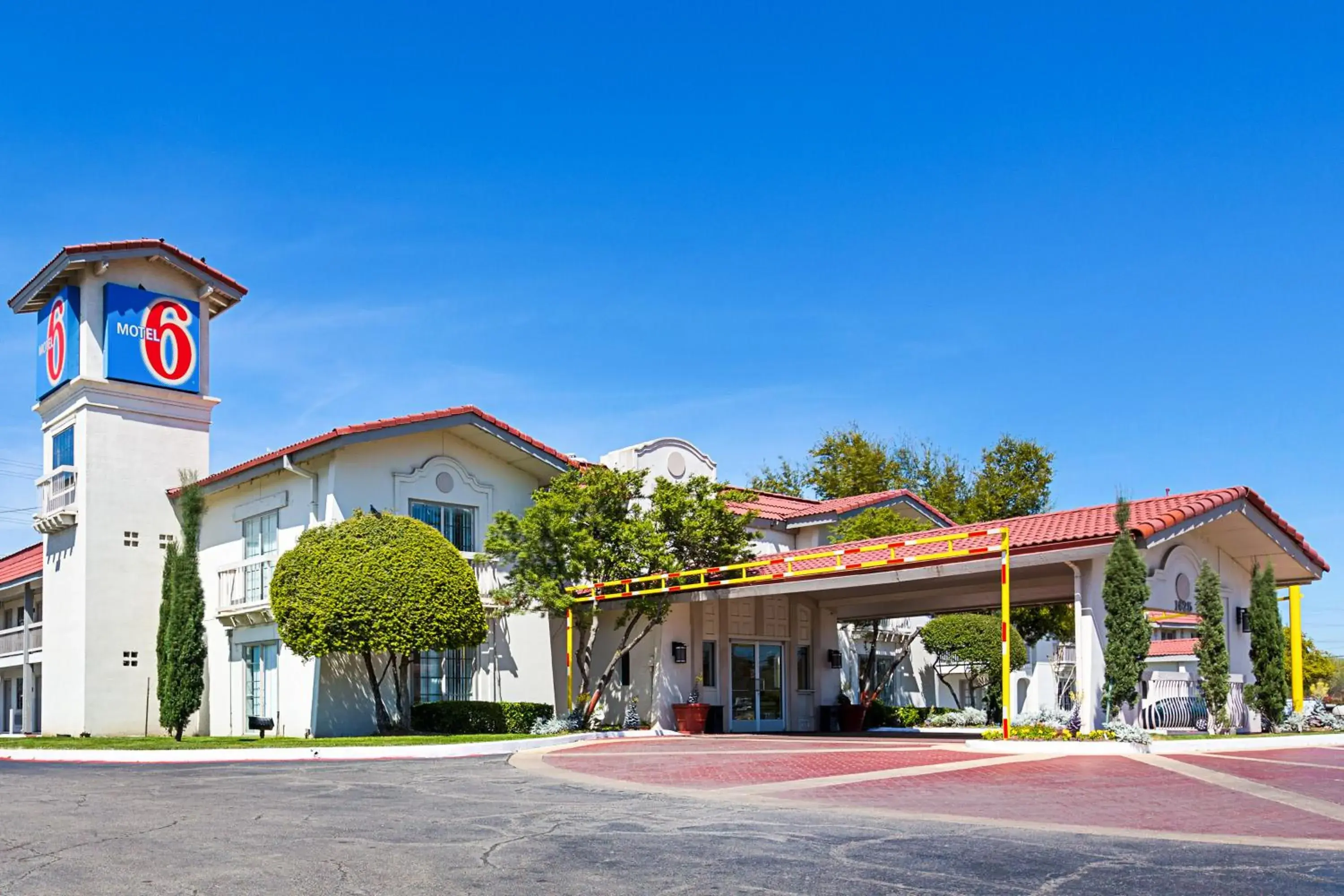 Facade/entrance, Property Building in Motel 6-Dallas, TX - Market Center