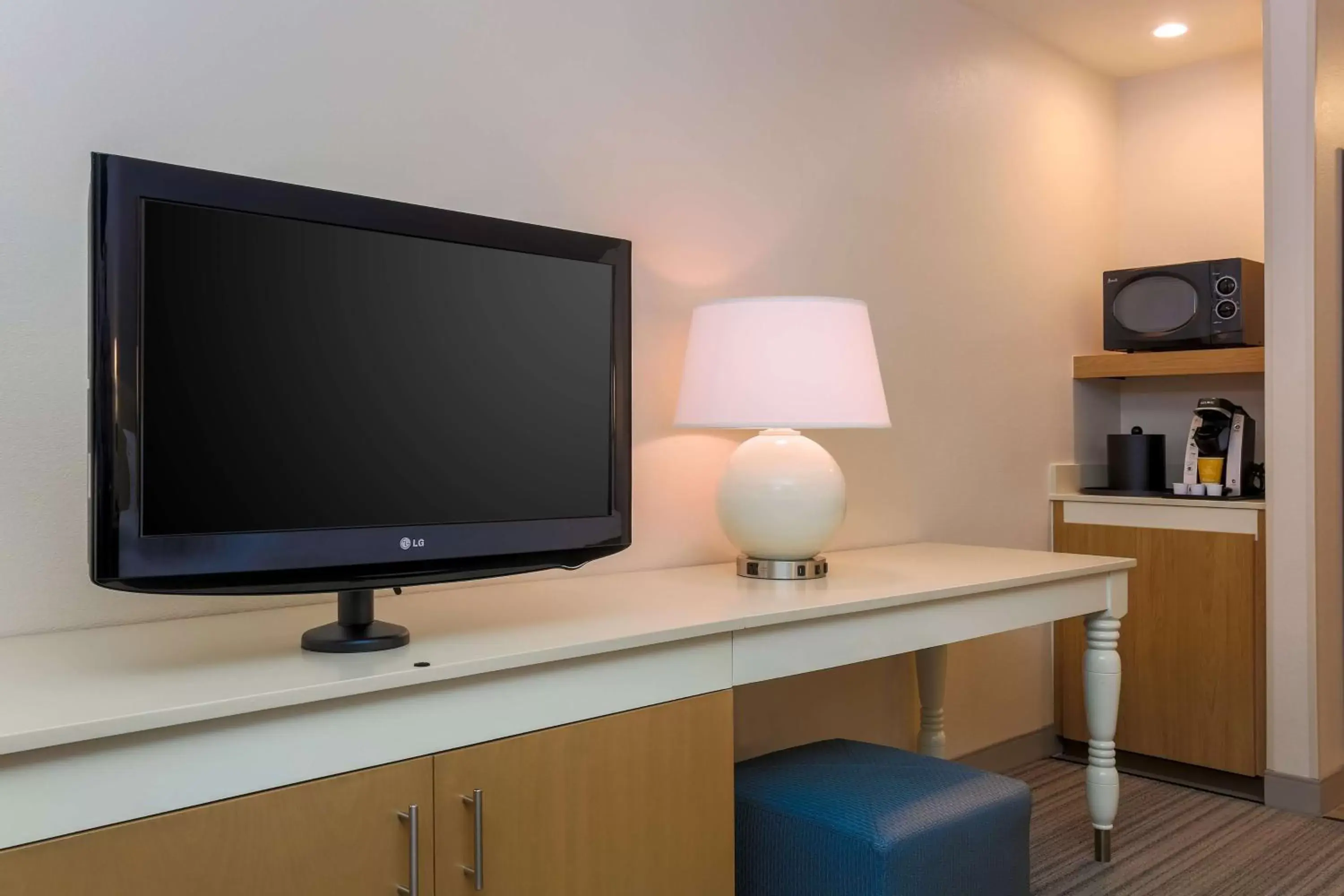 Bedroom, TV/Entertainment Center in Hilton Garden Inn Bakersfield