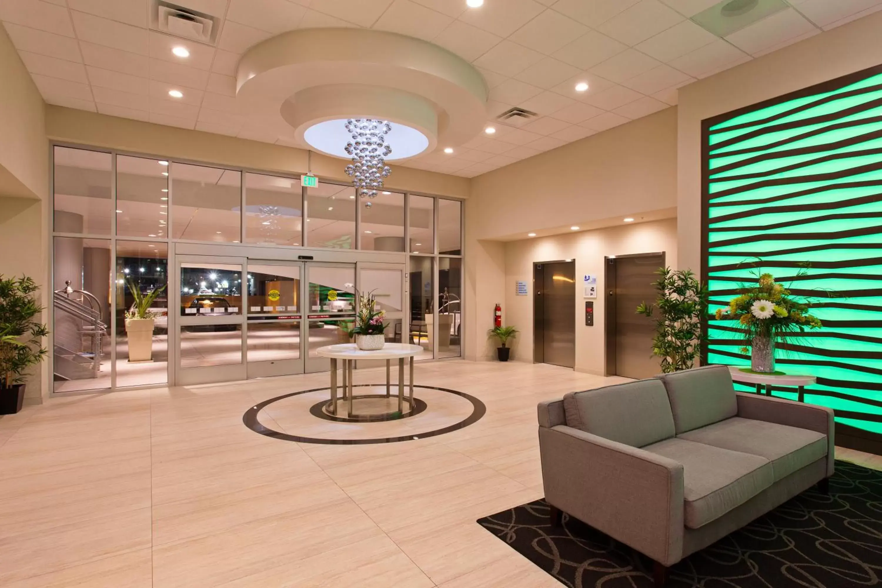 Property building, Lobby/Reception in Holiday Inn Express North Hollywood - Burbank Area, an IHG Hotel