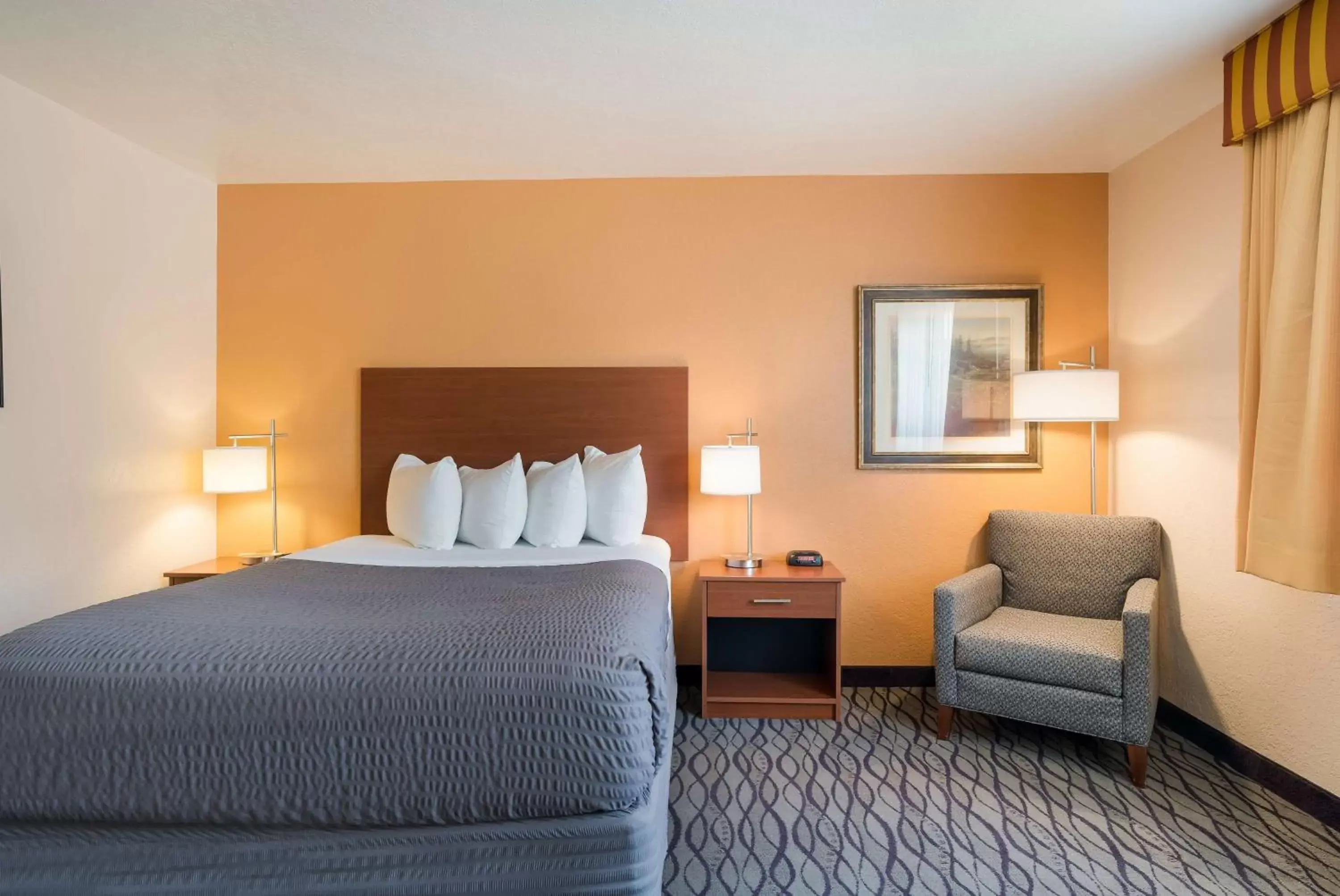 Bedroom, Bed in SureStay Hotel by Best Western Wenatchee