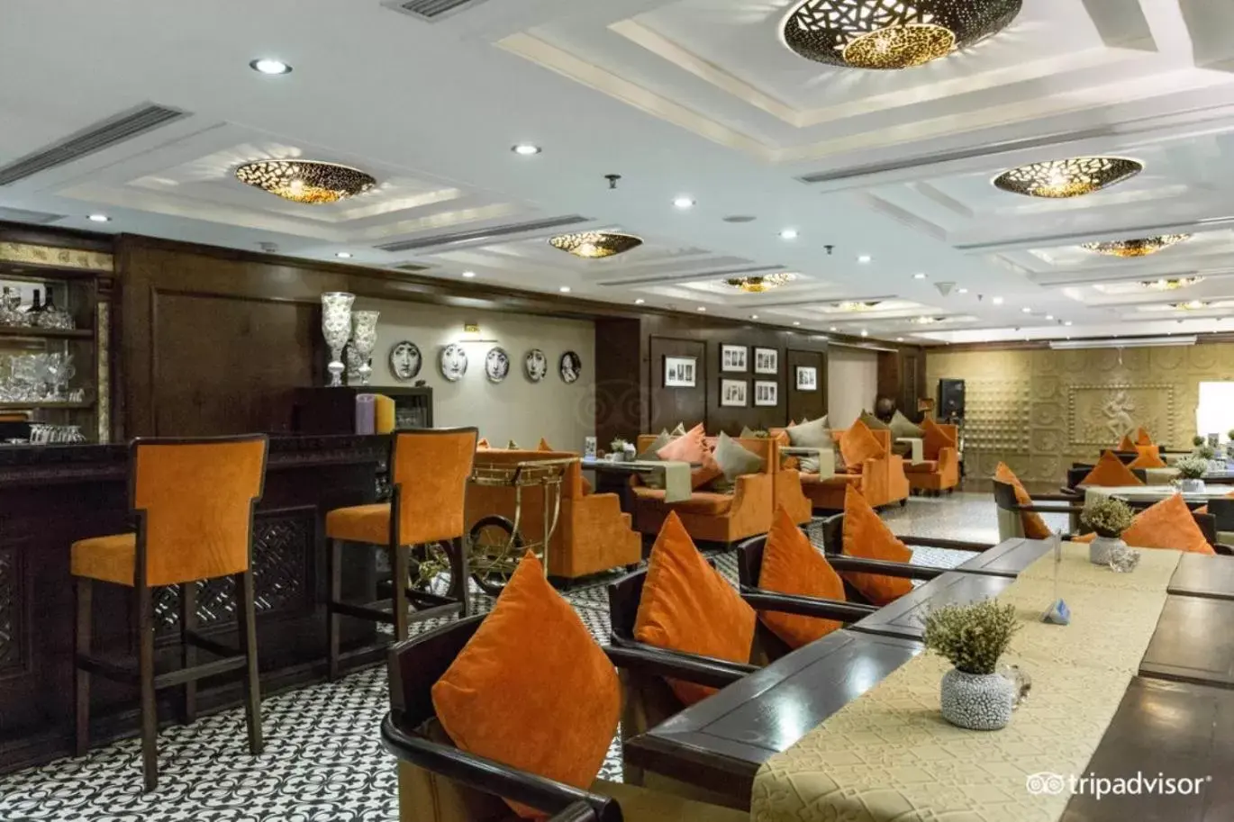 Lounge or bar, Restaurant/Places to Eat in Golden Lotus Luxury Hotel