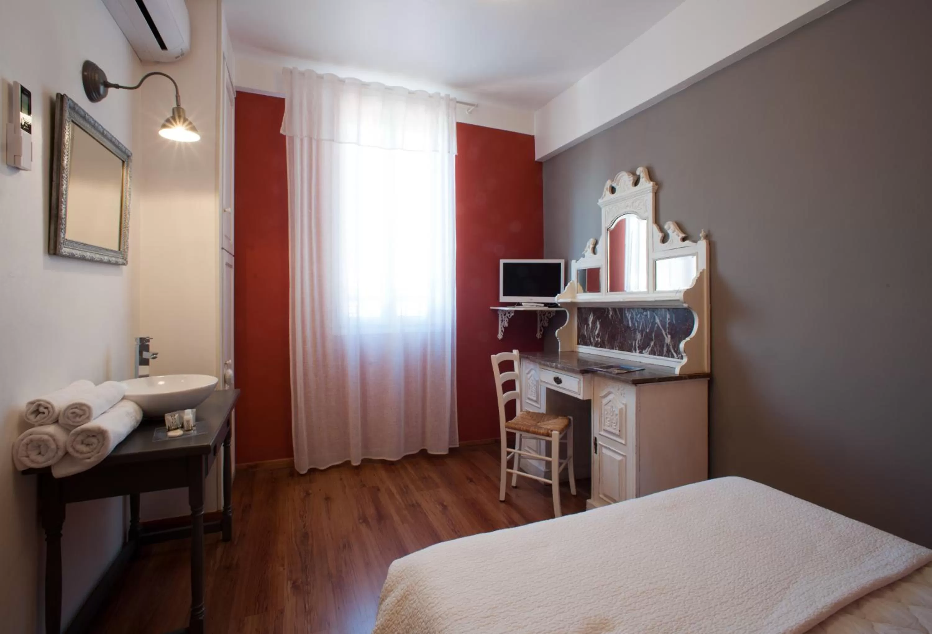 Day, TV/Entertainment Center in Hôtel la Bona Casa