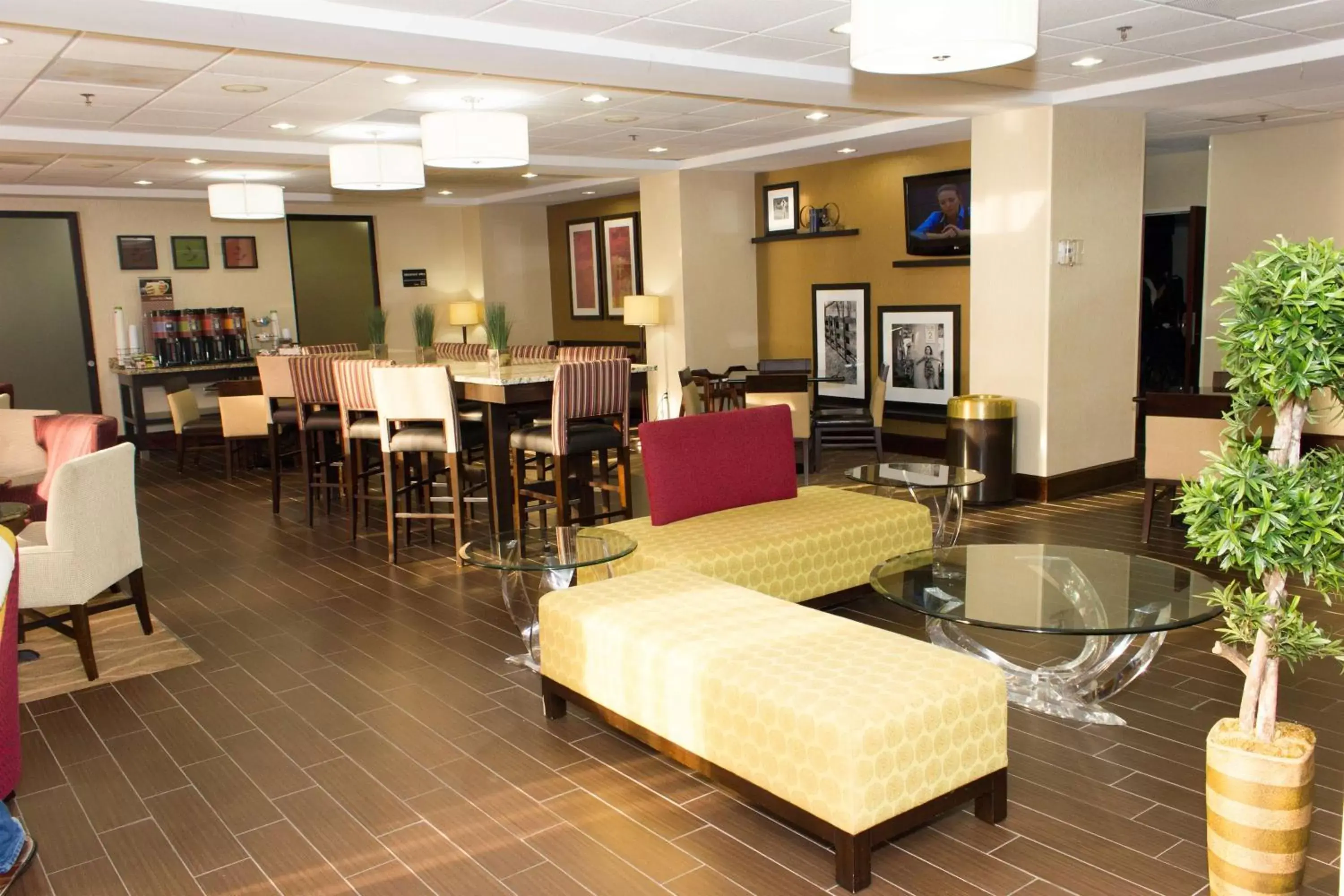 Lobby or reception, Restaurant/Places to Eat in Hampton Inn Atlanta-Fairburn