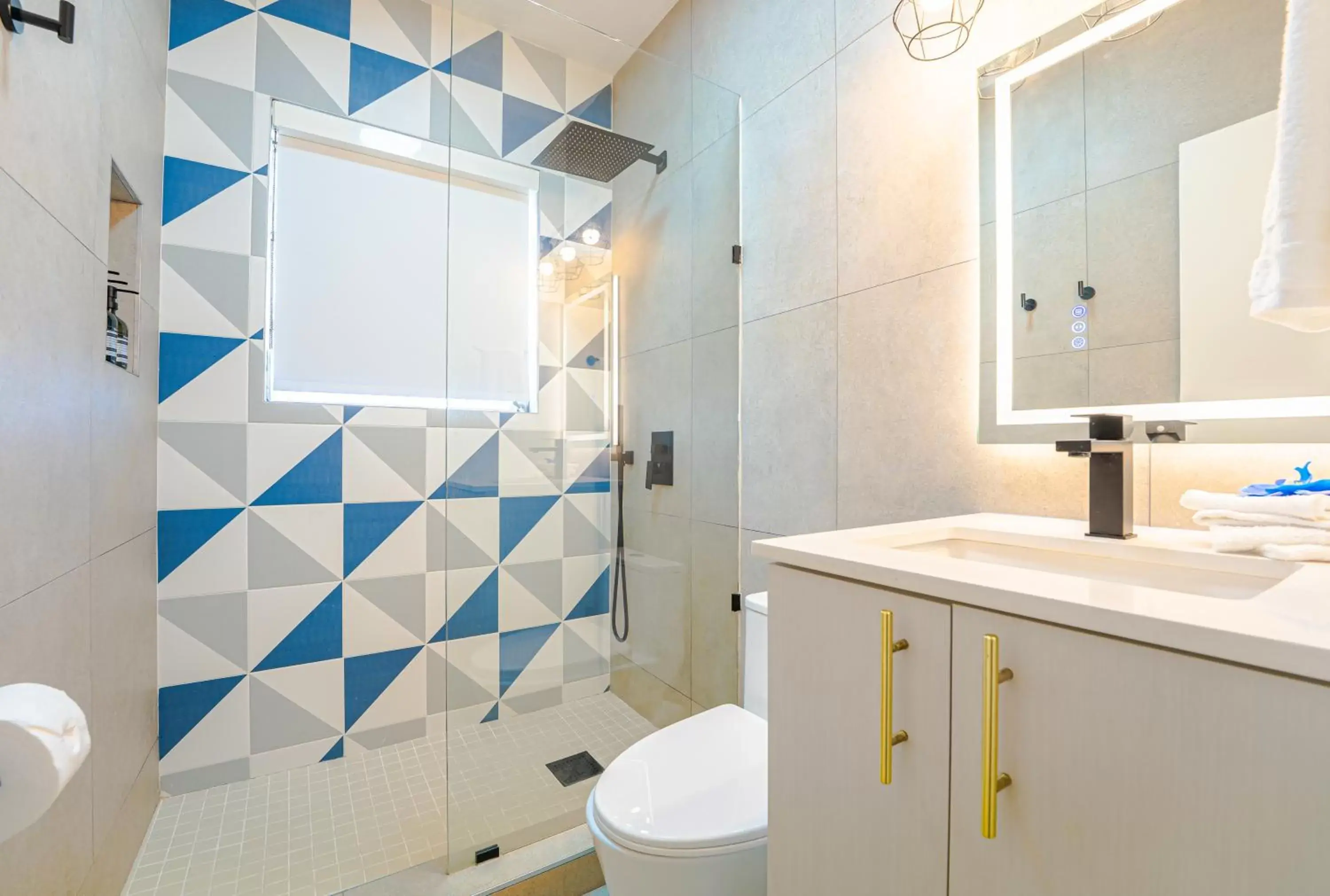Shower, Bathroom in PRAIA Hotel Boutique & Apartments Miami Beach