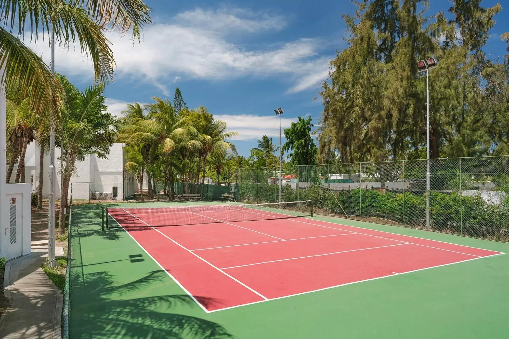 Tennis court, Tennis/Squash in Coin de Mire Attitude