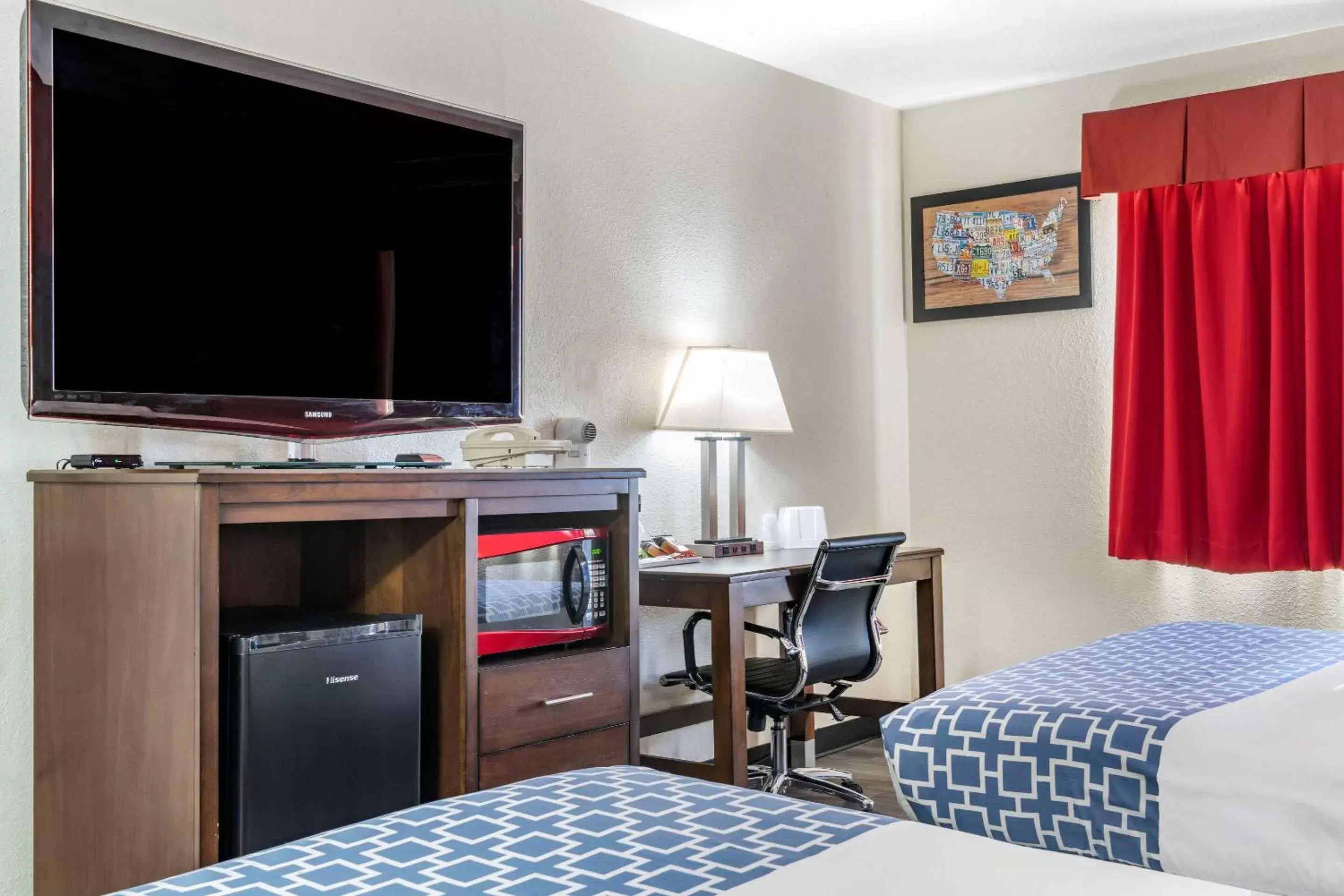 Photo of the whole room, TV/Entertainment Center in Econo Lodge Fallon Naval Air Station Area