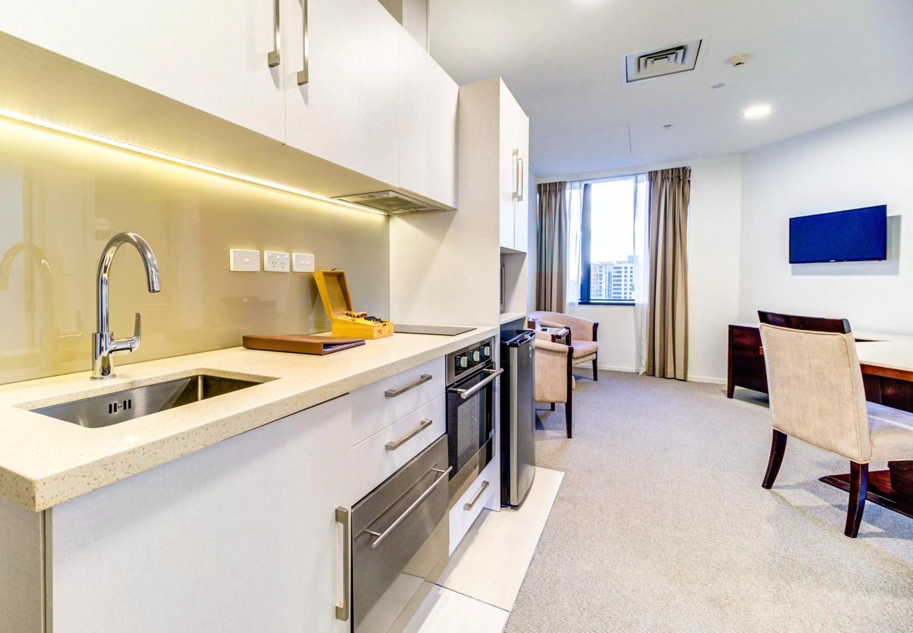 Kitchen or kitchenette in VR Queen Street Hotel & Suites