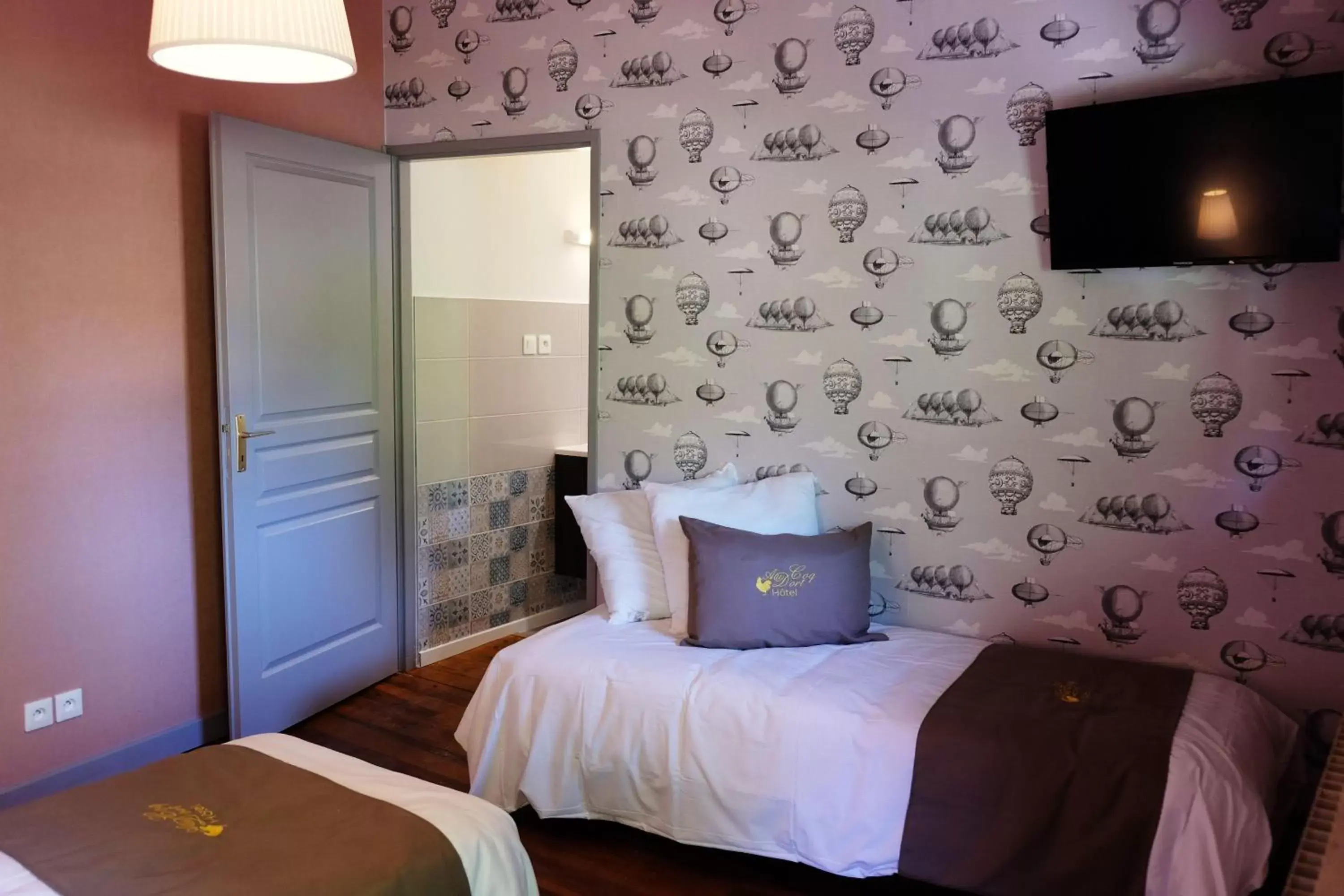 Bedroom, TV/Entertainment Center in Hôtel Au Coq Dort Spa