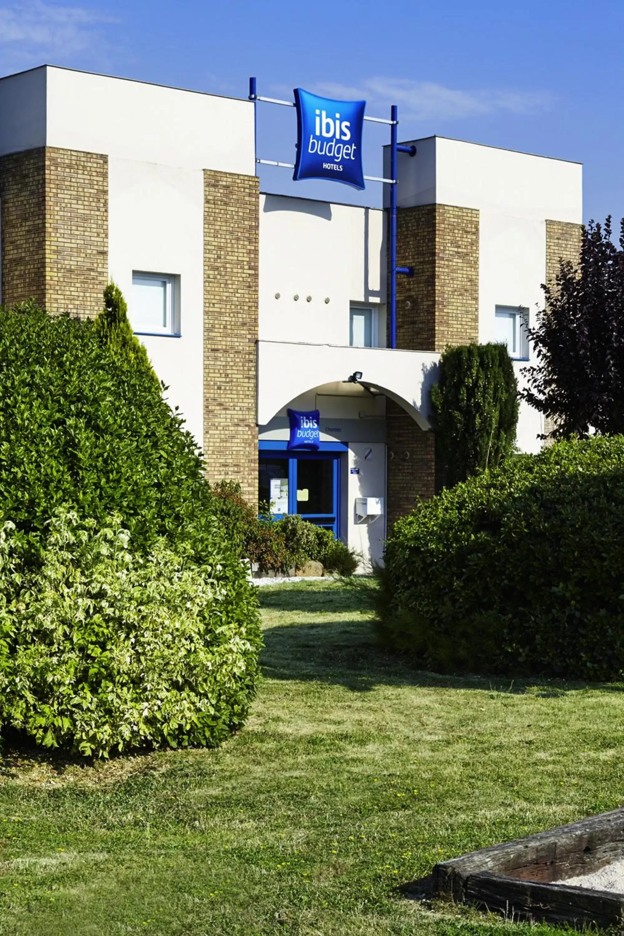 Facade/entrance in ibis budget Chartres Facade/entrance in ibis budget Chartres