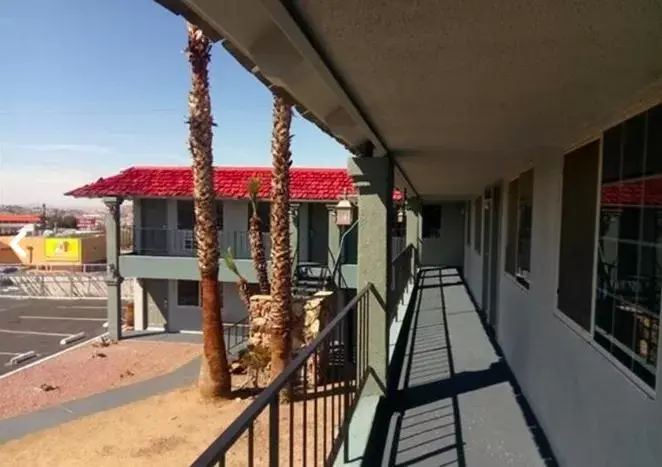 Balcony/Terrace in Economy Inn Barstow