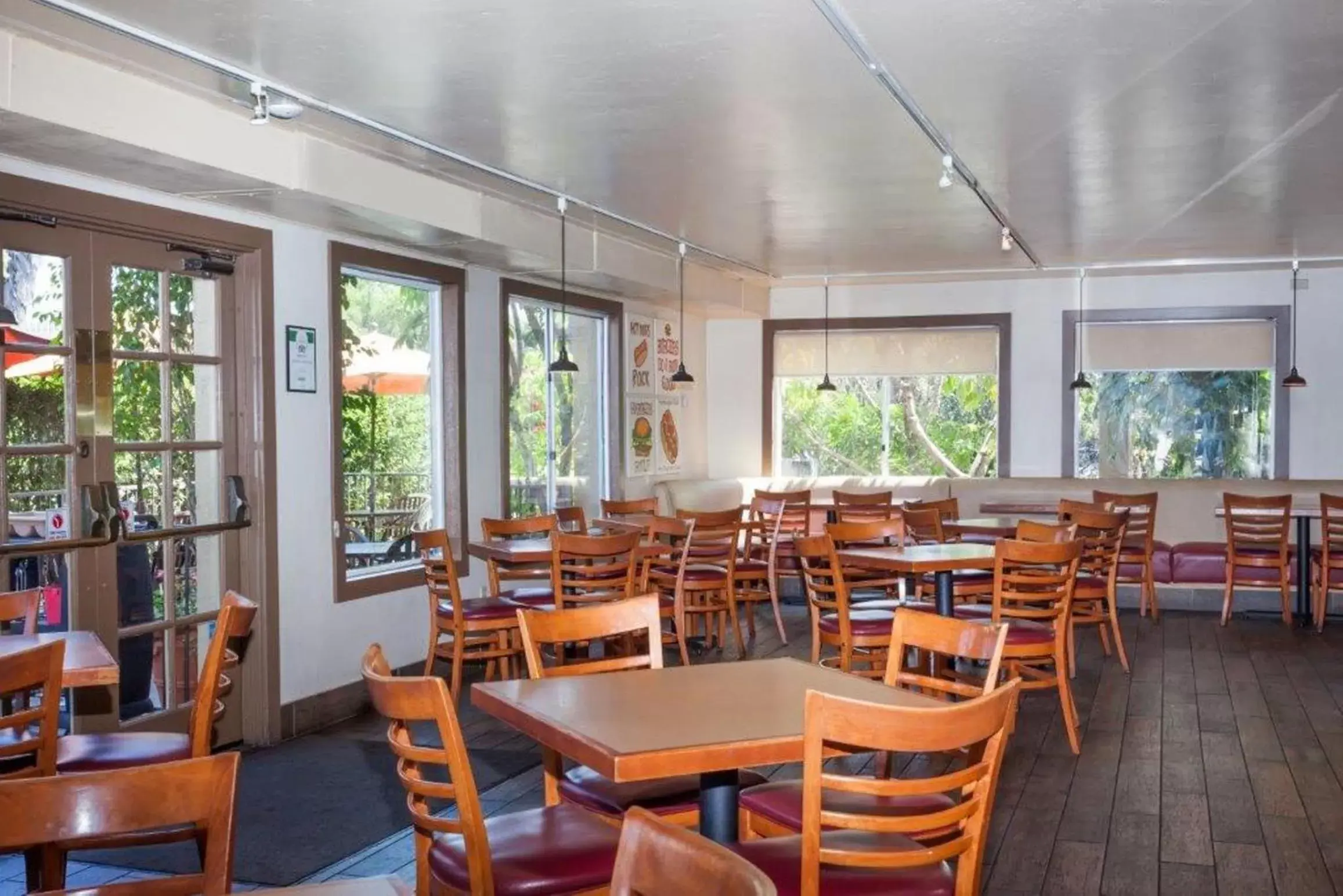 Restaurant/Places to Eat in Days Inn by Wyndham San Diego Hotel Circle