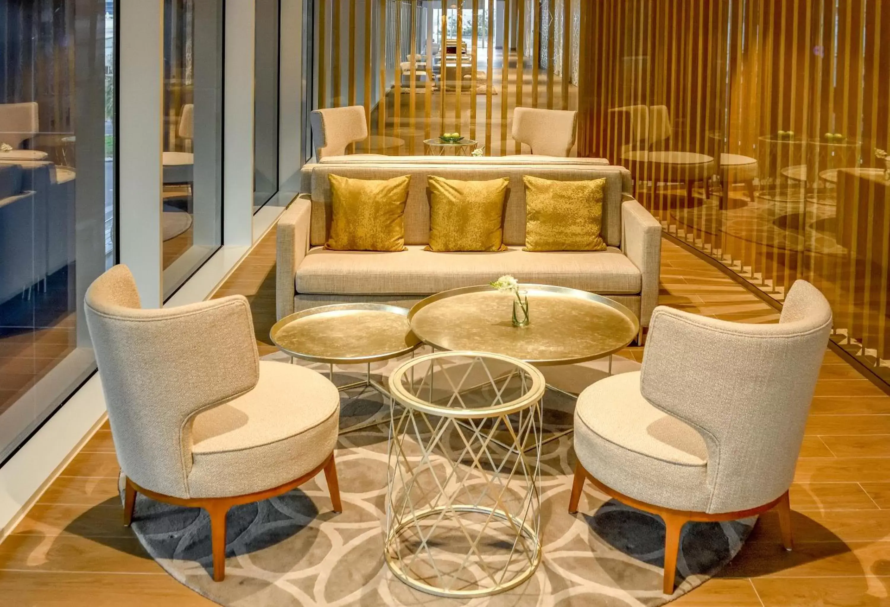 Seating area, Lounge/Bar in Grand Mercure Dubai