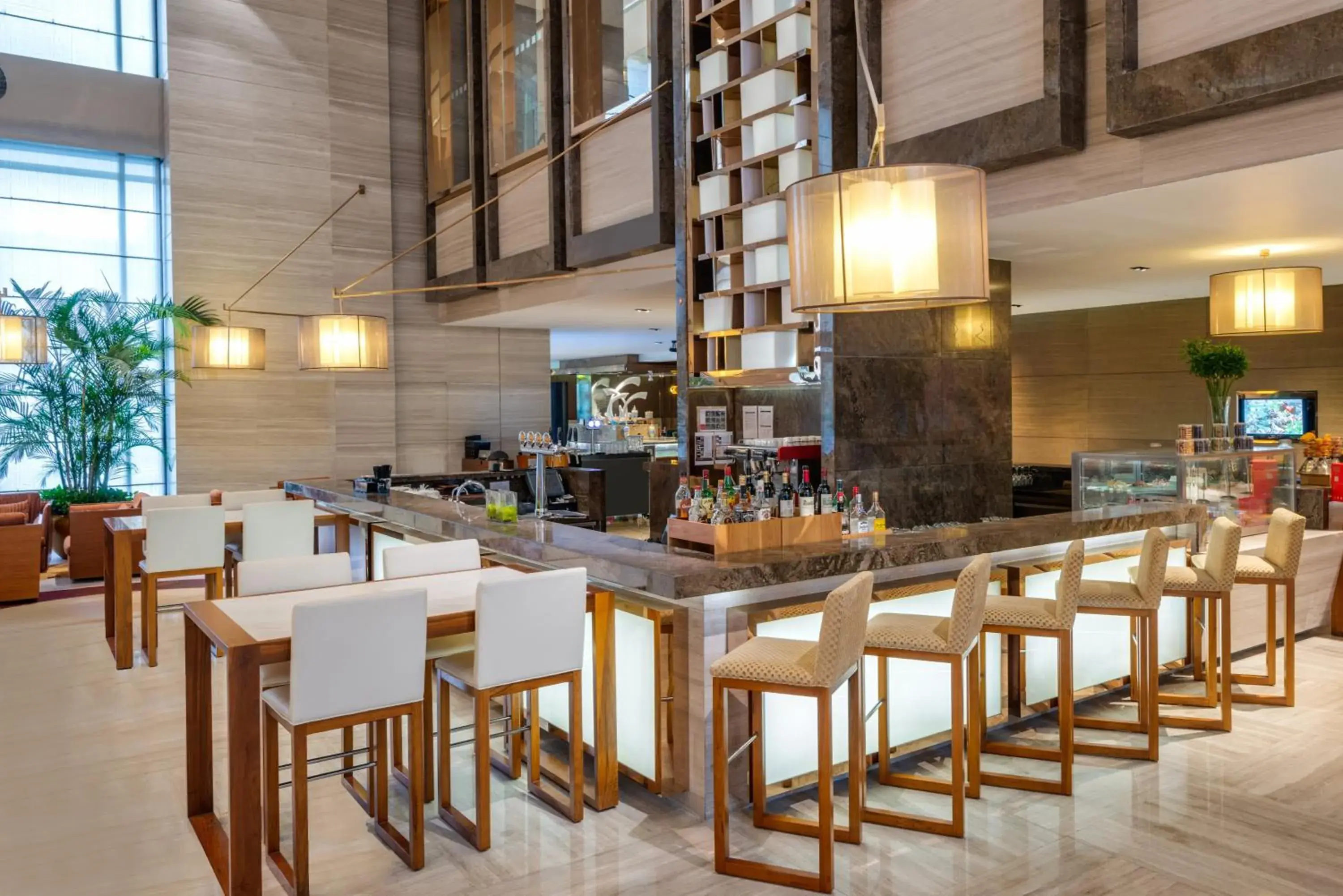 Lounge or bar, Restaurant/Places to Eat in Holiday Inn Shanghai Hongqiao