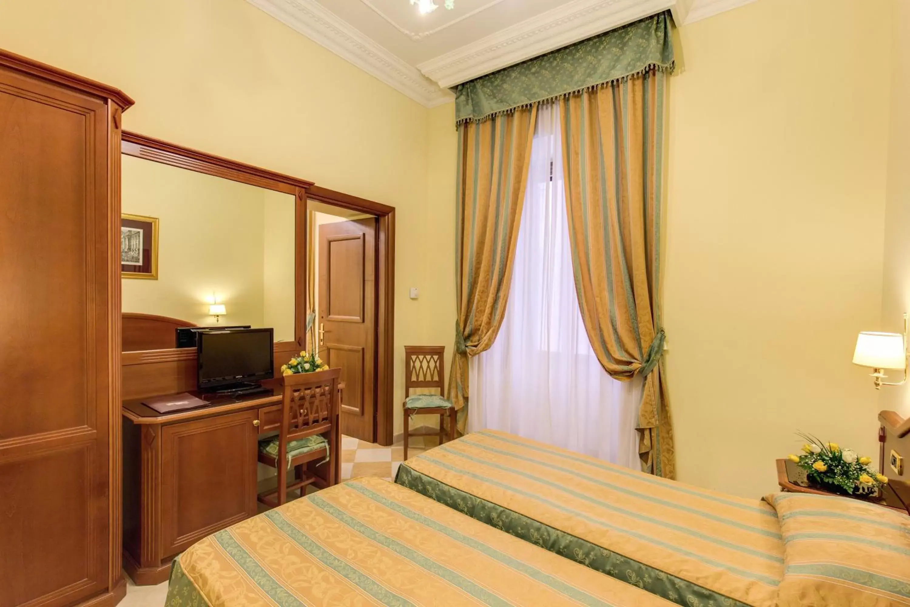 Bedroom, Bed in Hotel Contilia