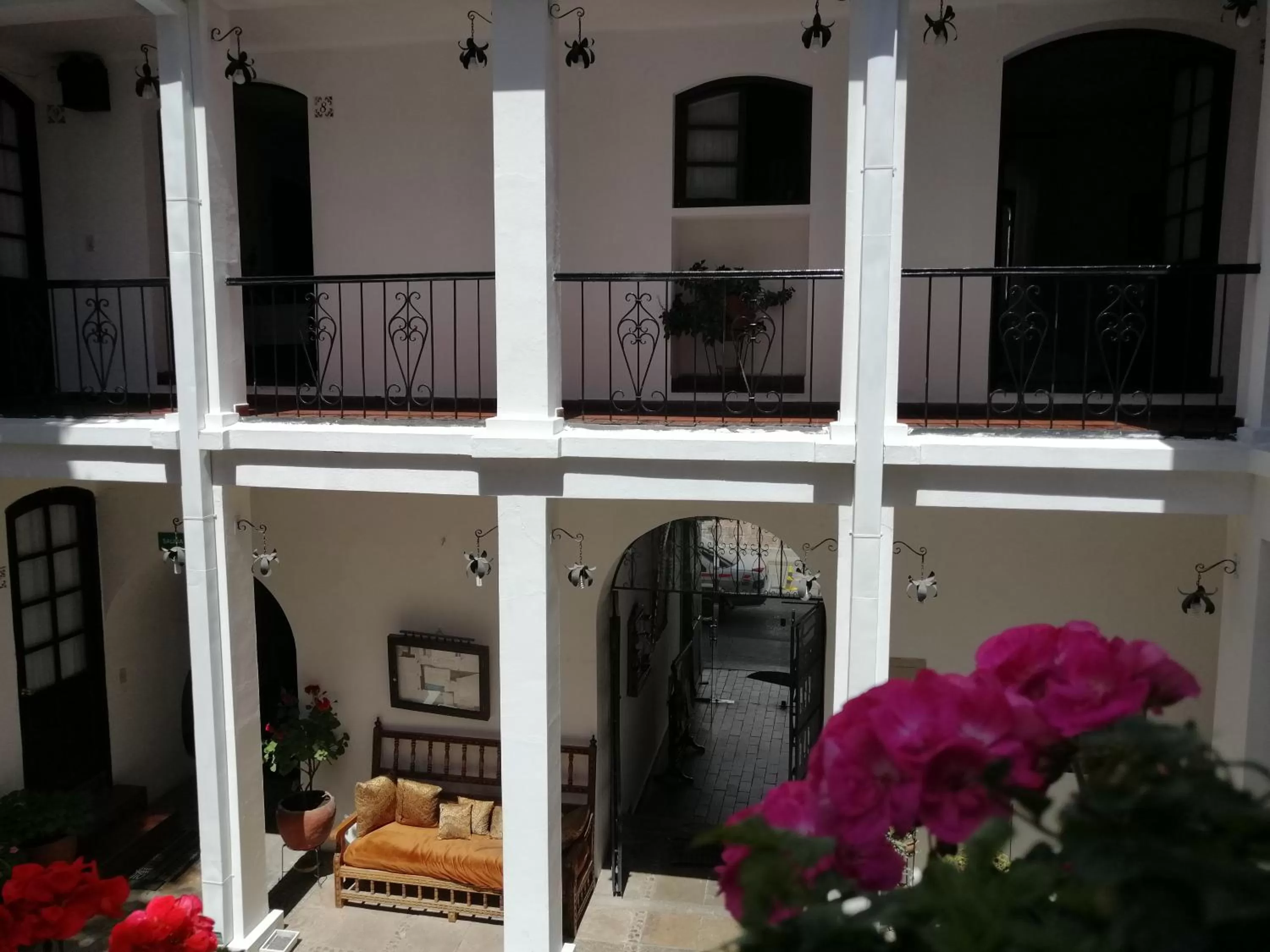 Photo of the whole room in El Hotel de Su Merced