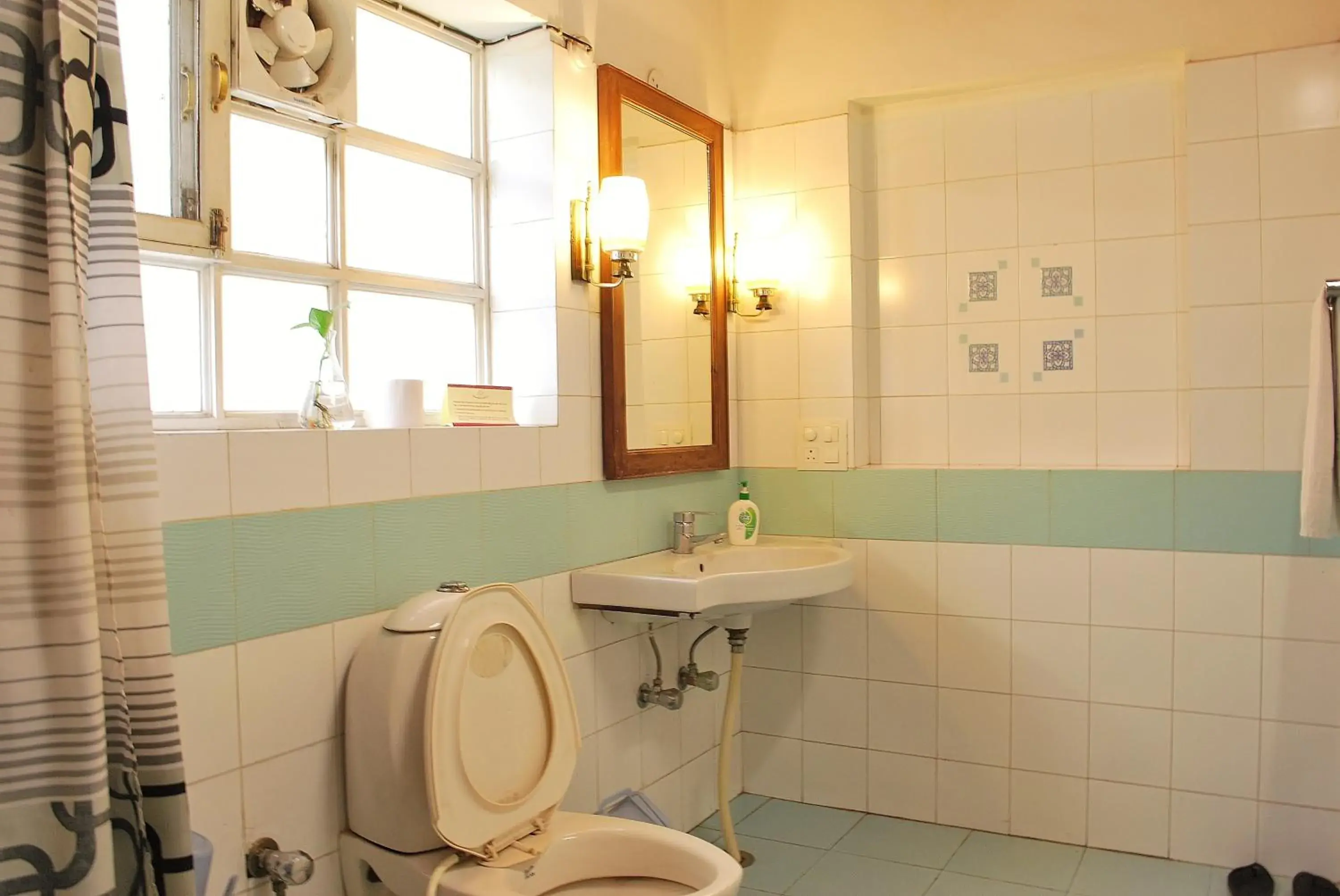 Bathroom in Jai Niwas Garden Hotel