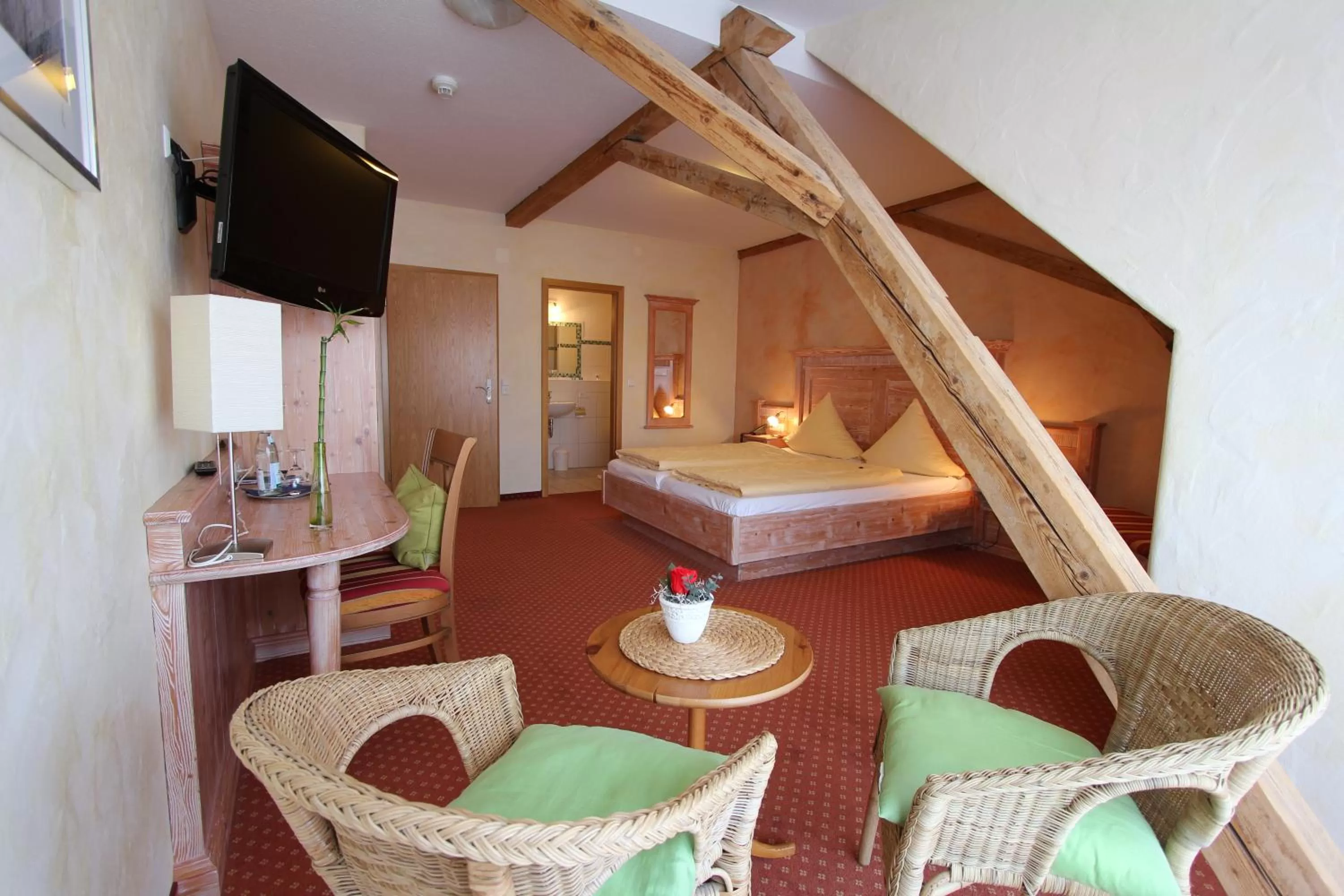 Photo of the whole room, Bed in Weinhotel / Gasthaus zur Sonne