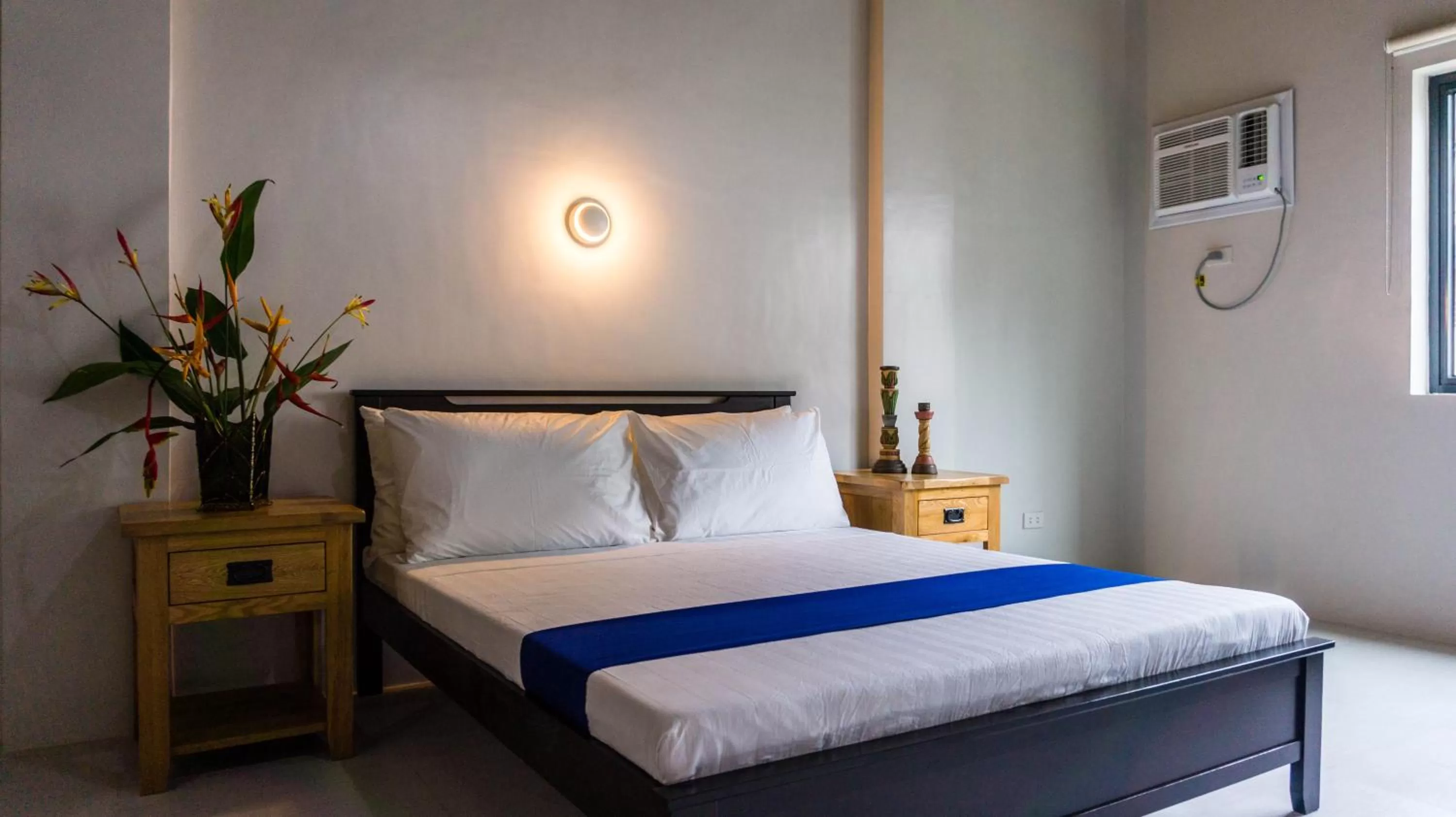 Bed in South Anchorage Inn